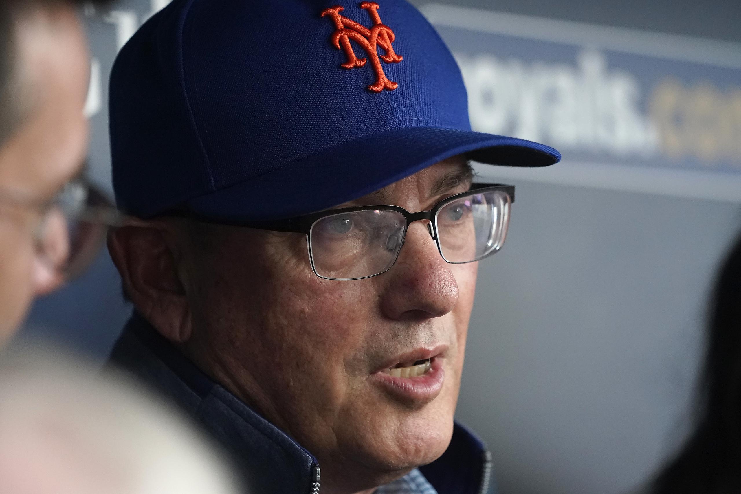Steve Cohen habló con la prensa sobre los cambios hechos por los Mets antes del partido ayer en Kansas City.