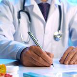 Aseguradoras ya no podrán imponerse al criterio médico de recetar un medicamento