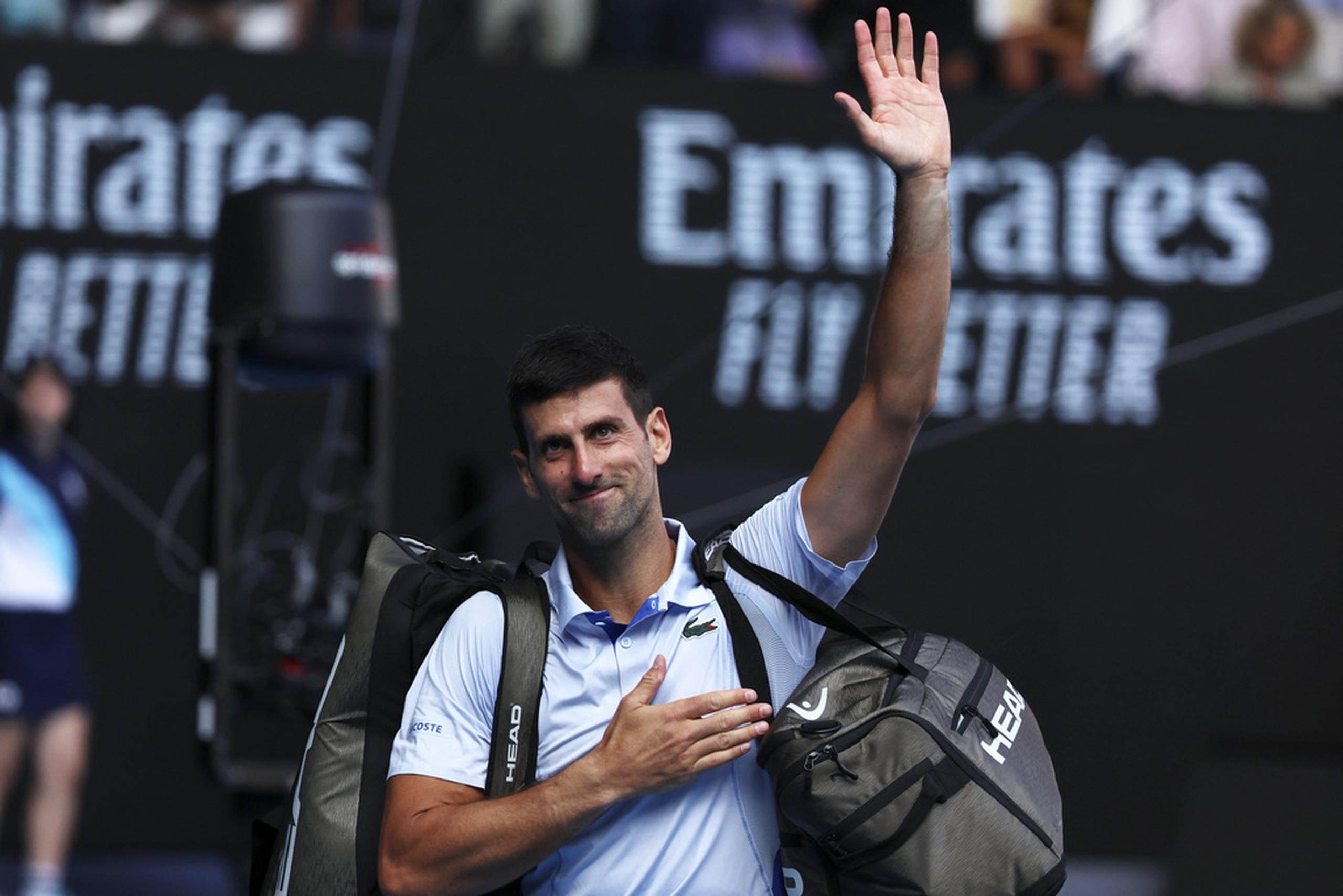 Novak Djokovic saluda al abandonar el Rod Laver Arena tras perder ante Jannik Sinner.