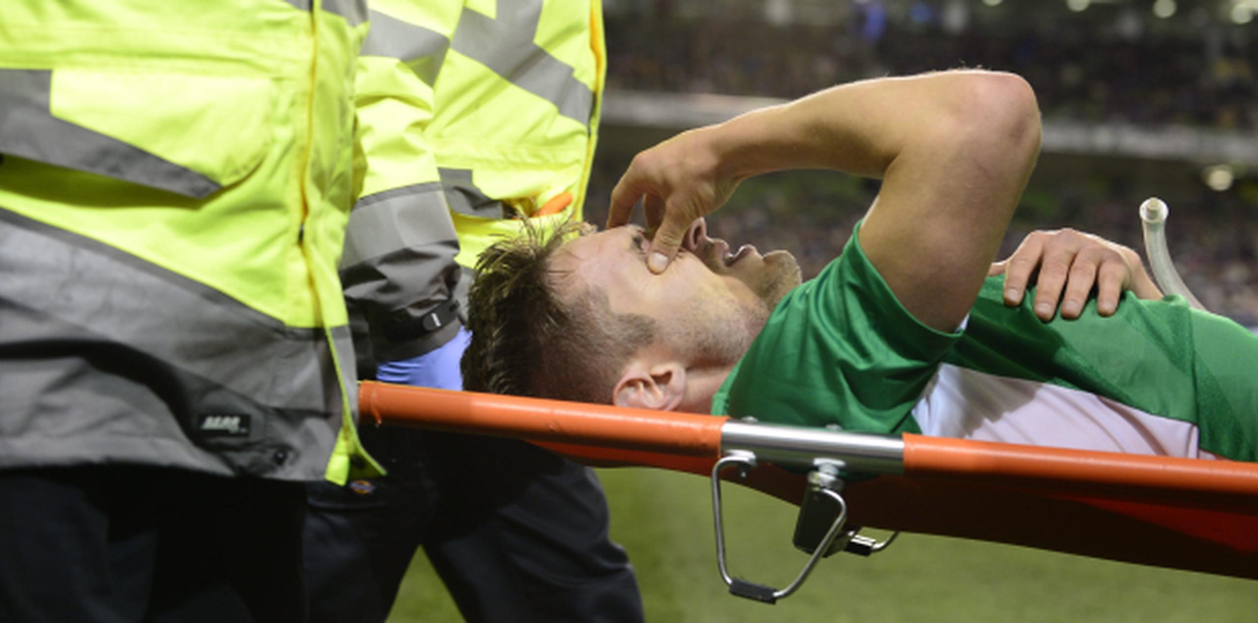 Los paramédicos retiran de la cancha a un adolorido Kevin Doyle luego que se lesionara en el amistoso entre Irlanda y Suiza. (EFE/EPA/AIDAN CRAWLEY)
