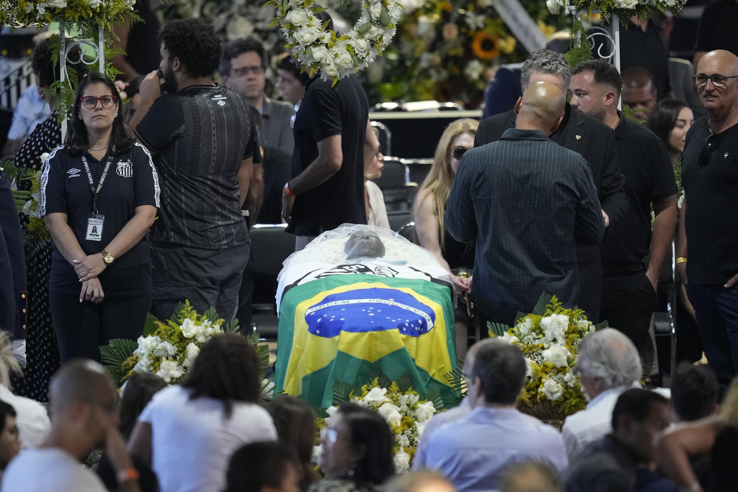 El féretro con los restos mortales de la fallecida leyenda del fútbol Pelé, durante la capilla ardiente sobre el césped del estadio Vila Belmiro, en Santos, Brasil, el 2 de enero de 2023. (AP Foto/Andre Penner)