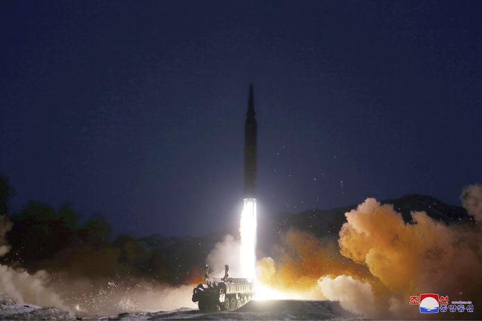 Foto suministrada por el gobierno norcoreano de lo que ese gobierno dice es el lanzamiento de prueba de un misil supersónico el 11 de enero del 2022 en Corea del Norte.