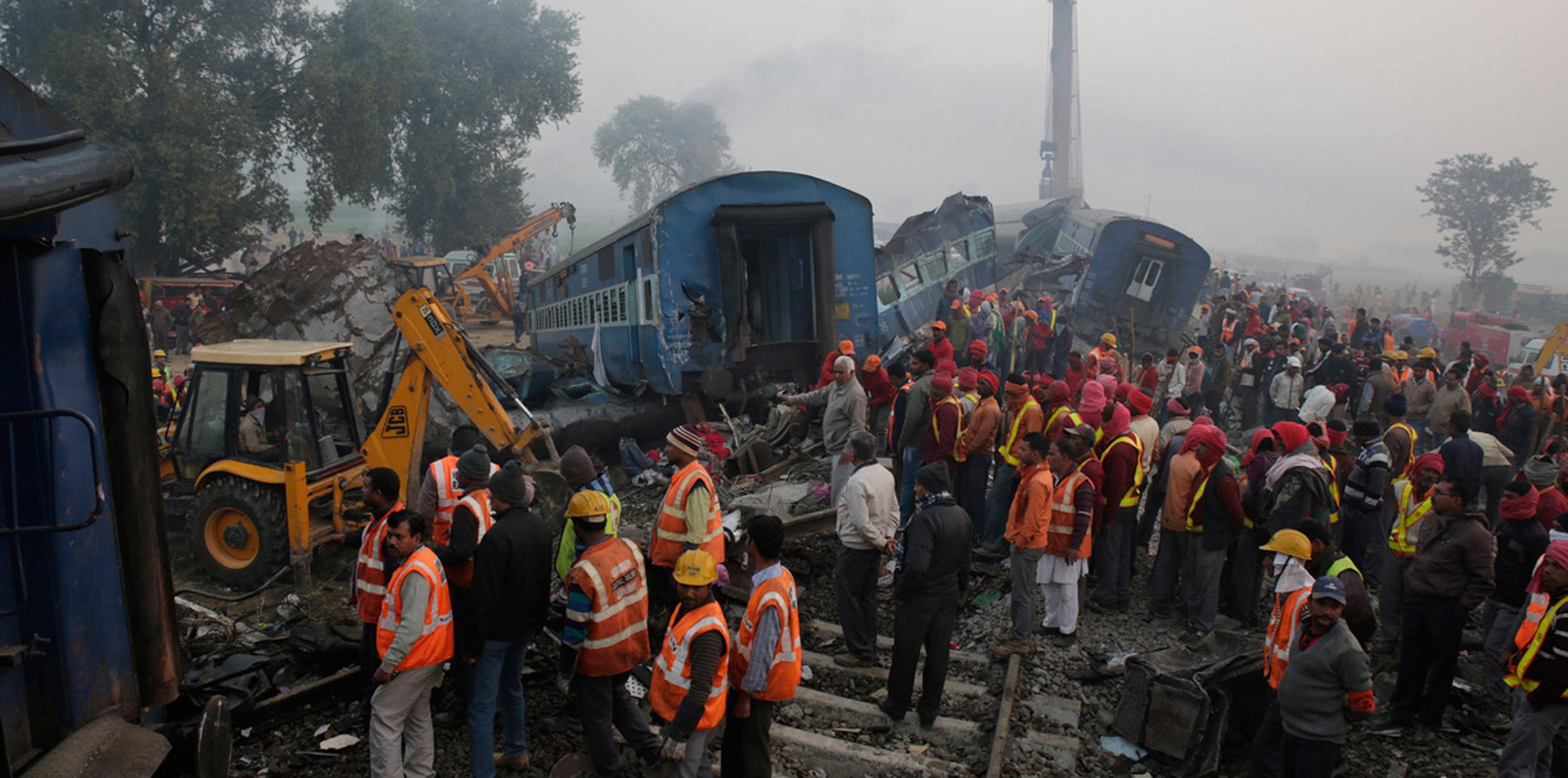 Rescatistas, soldados y miembros de la agencia india de gestión de desastres trabajaron toda la noche para sacar a la gente atrapada entre los restos retorcidos y volcados de los vagones.  (AP)