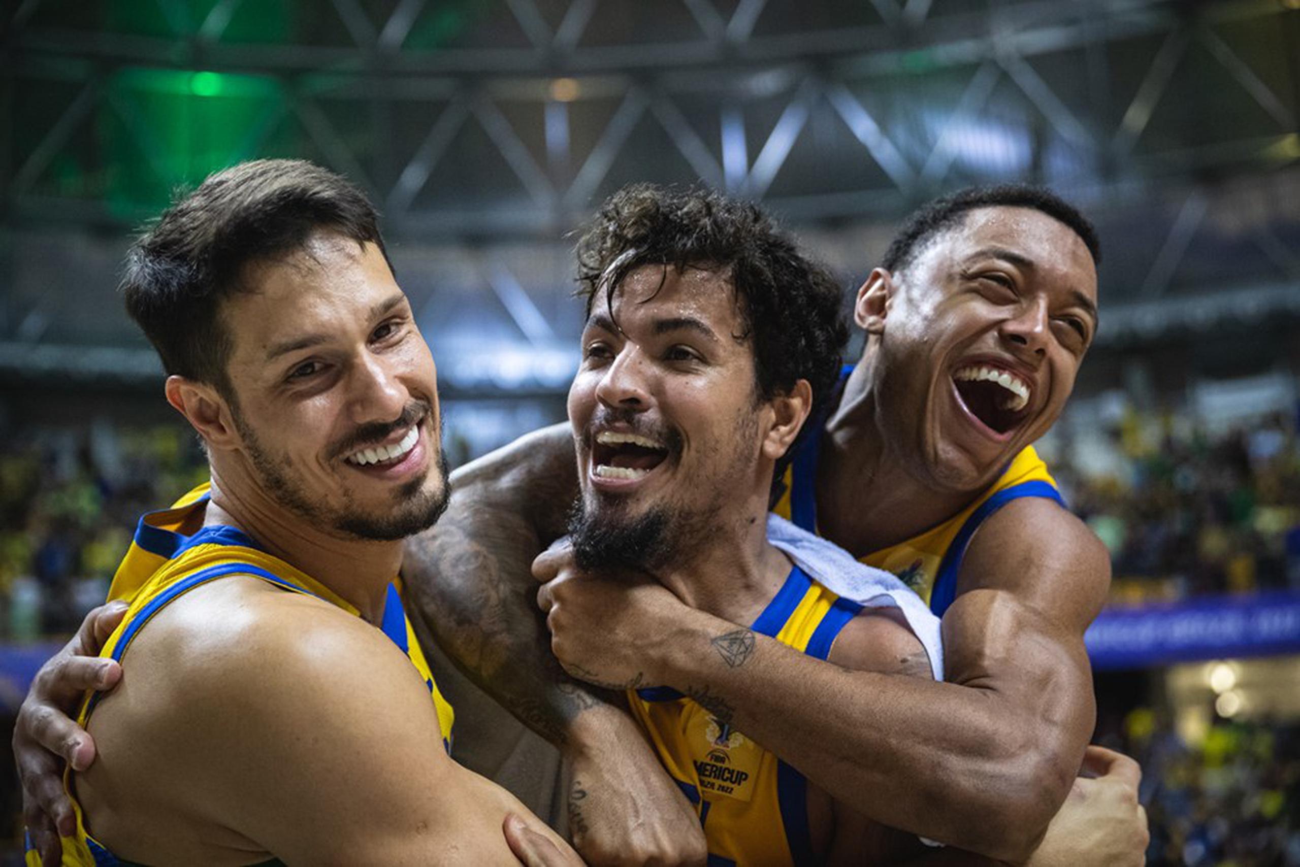 Desde la izquierda, Yago Santos, Lucas Dias y Rafa Mineiro se gozan la victoria de Brasil sobre Canadá en la semifinal del sábado.