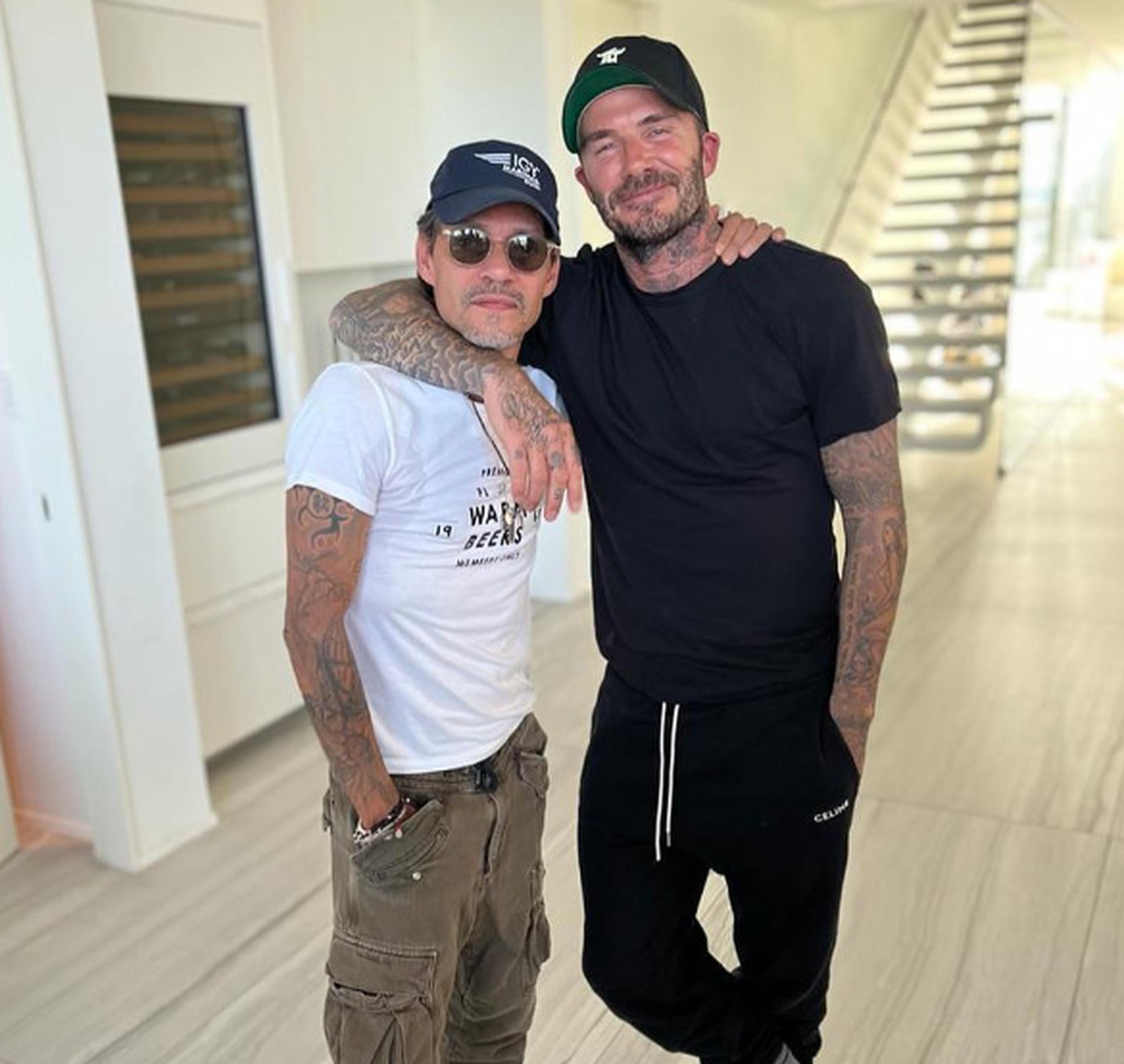 Marc Anthony  junto a David Beckham.
