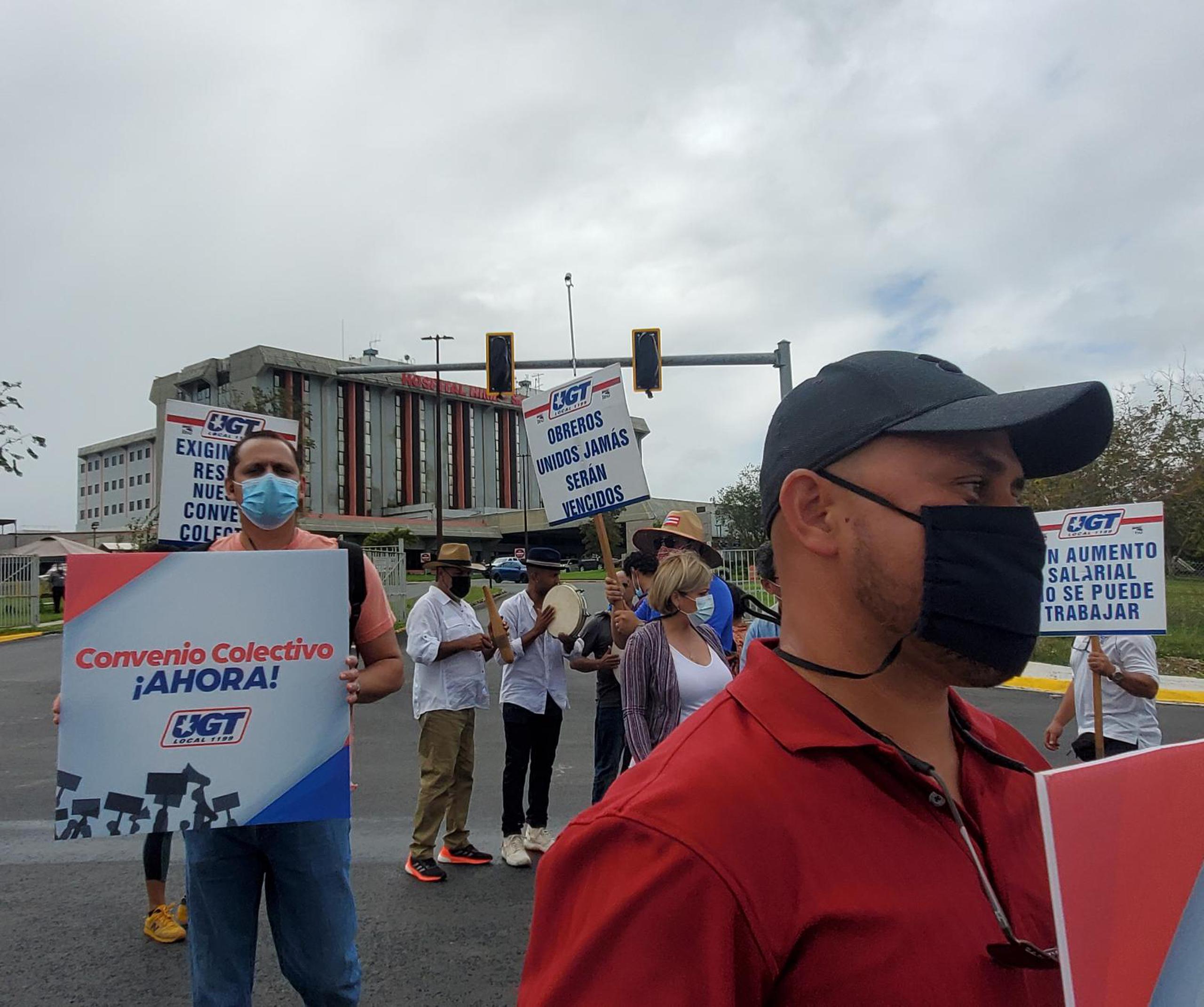 Manifestación frente al hospital HIMA en Caguas.