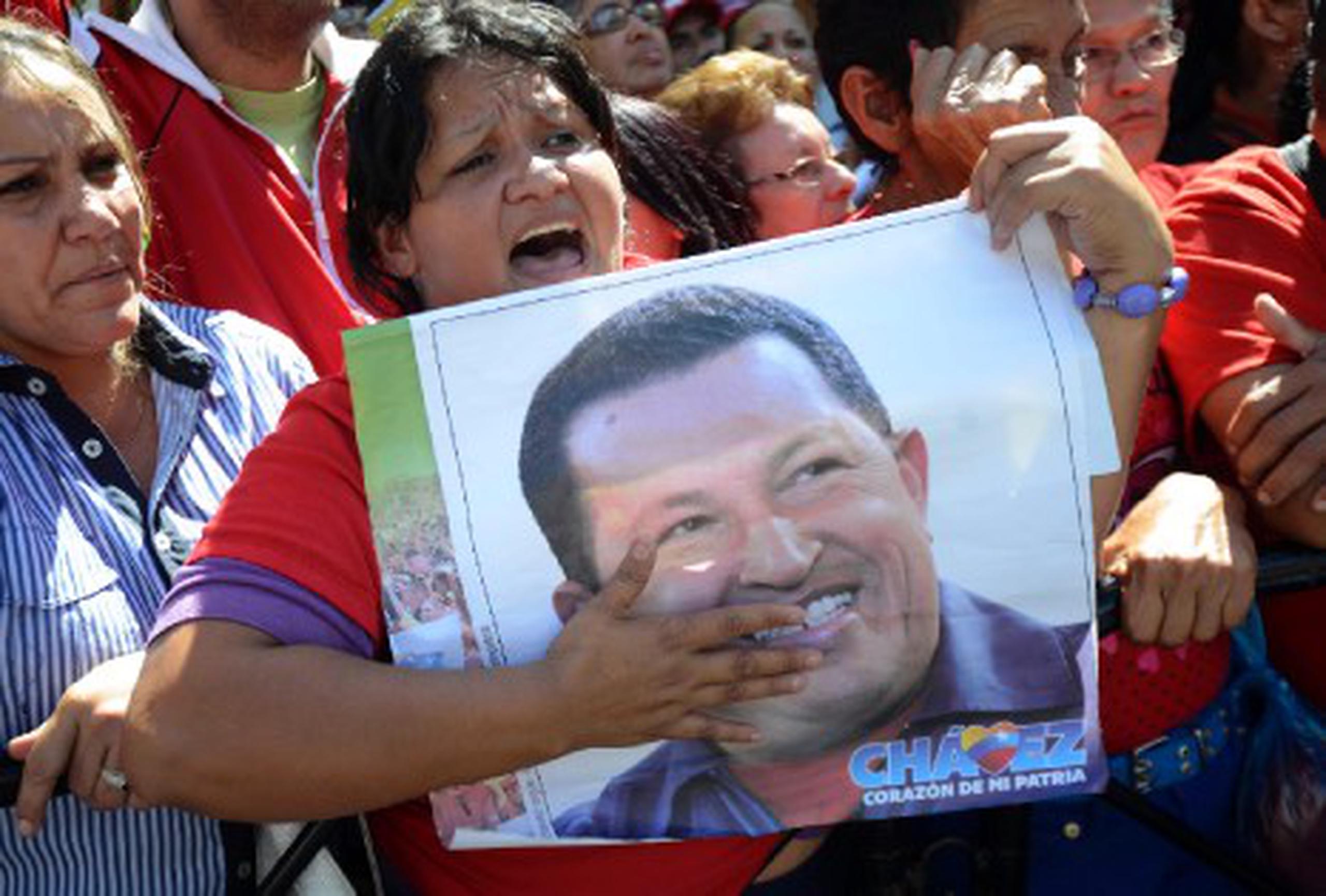 Cientos de seguidores del presidente de Venezuela, Hugo Chávez, se concentraron hoy en las calles del centro de Caracas ante la instalación de la nueva Asamblea Nacional. (AFP/Leo Ramírez)