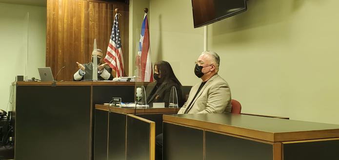 El observador de la ACLU, José Luis Lebrón Rosa, testifica ante el juez superior Anthony Cuevas Ramos.