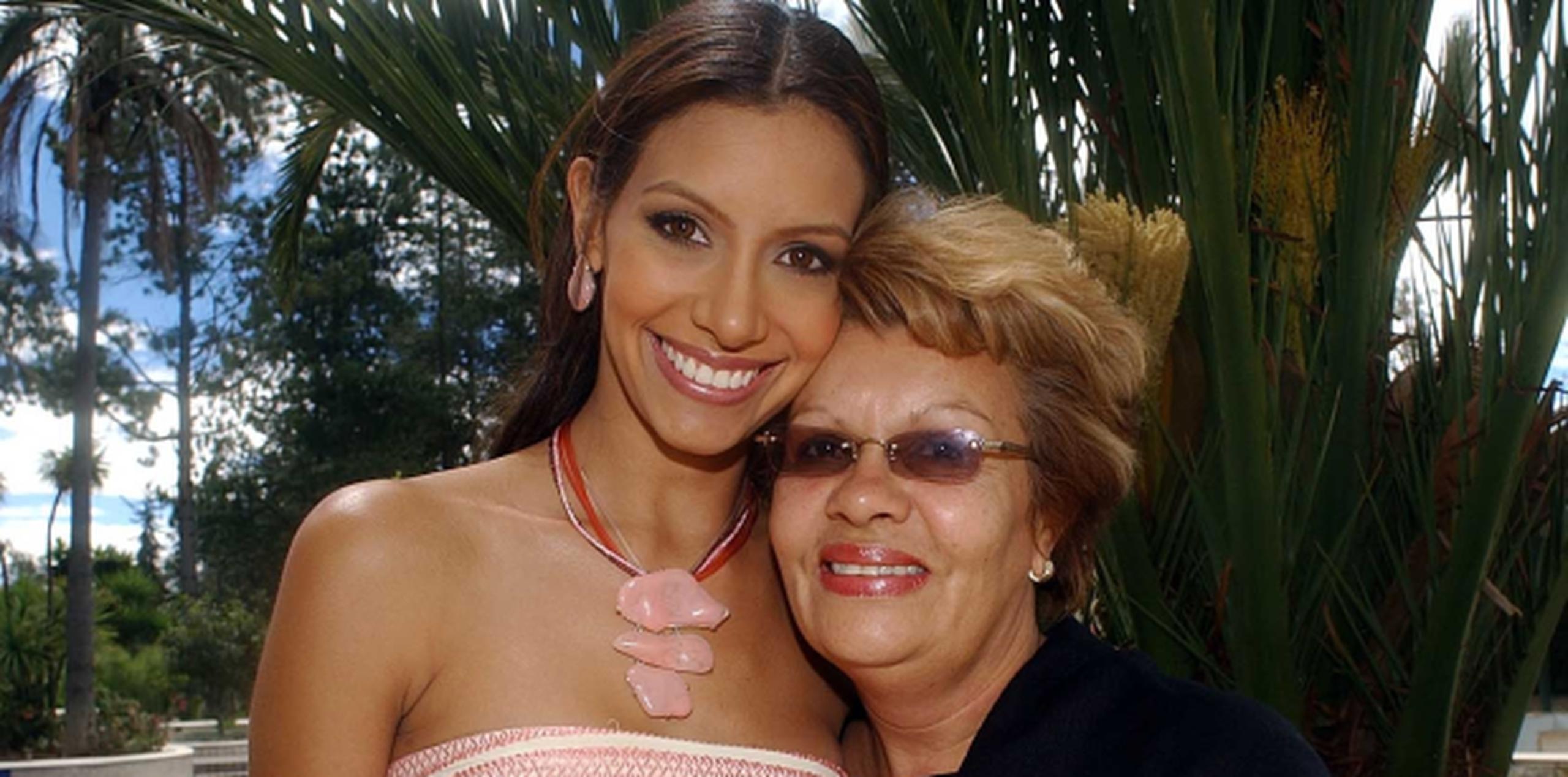 Alba Reyes junto a su madre Elena Santos Agosto. (Archivo)