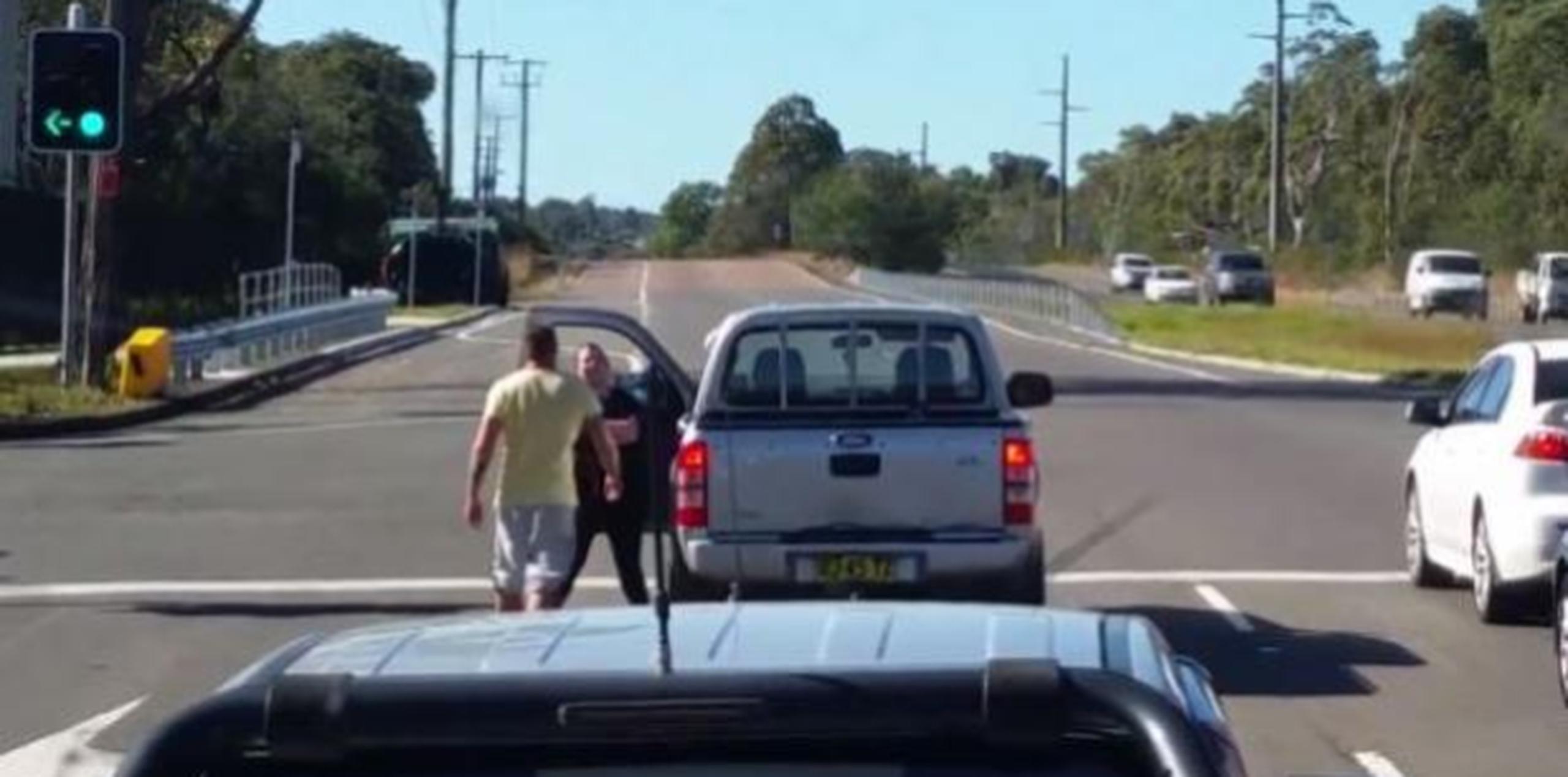 Como se ve en las imágenes de Facebook, el hombre bajó del vehículo para encontrarse directamente con la mujer que lo observaba con una actitud desafiante. (Captura / Facebook)