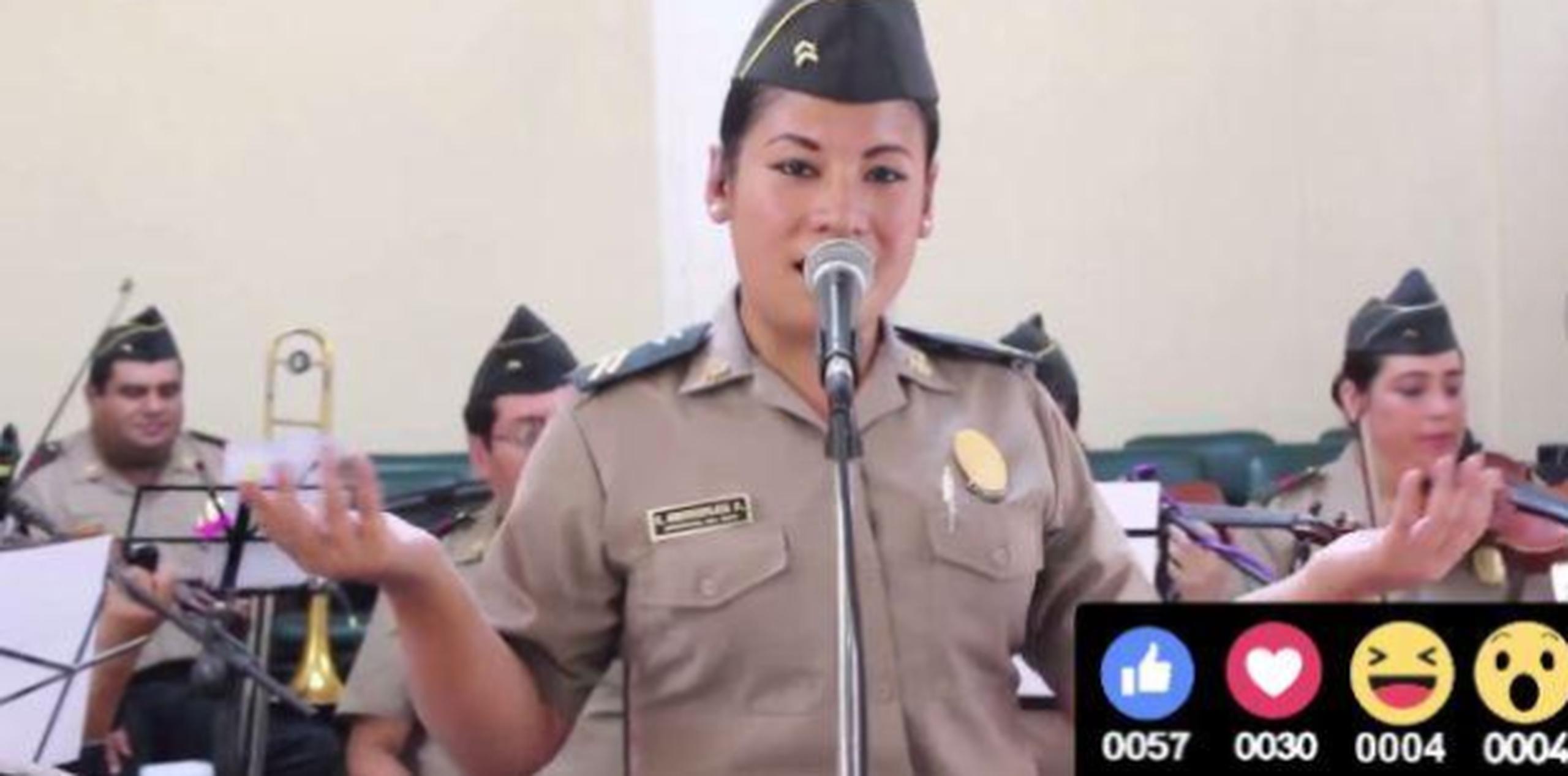 La oficial interpretó la conocida bachata “Qué bonito”. (Captura de Facebook)