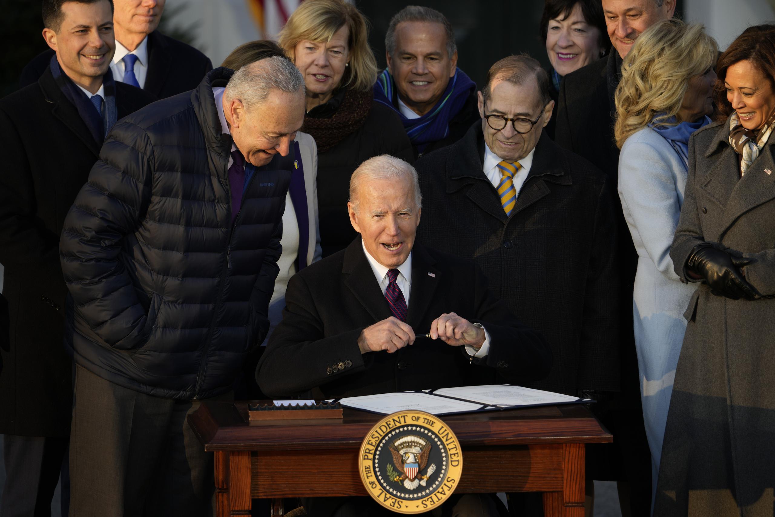 El presidente Joe Biden, en una ceremonia en la Casa Blanca, afirmó que “la ley y el amor que defiende asestan un golpe al odio en todas sus formas”.