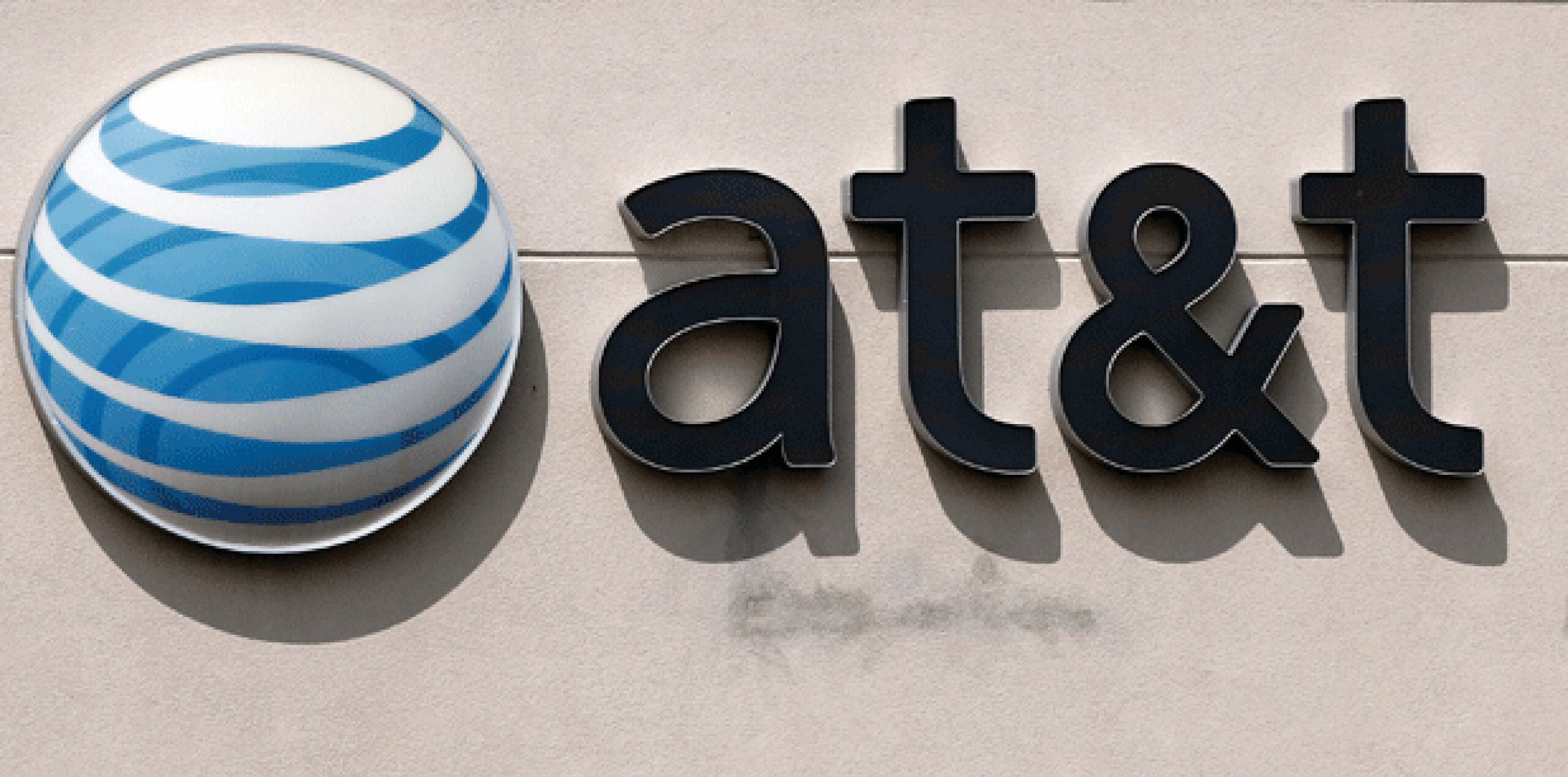 El regulador estadounidense multó con 100 millones de dólares a AT&T Mobility LLC por ofrecer datos "ilimitados" a los clientes, pero luego reducir la velocidad de navegación en internet una vez que llegaba a cierto límite. (Archivo)