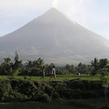 En alerta Filipinas por dos de sus volcanes más activos