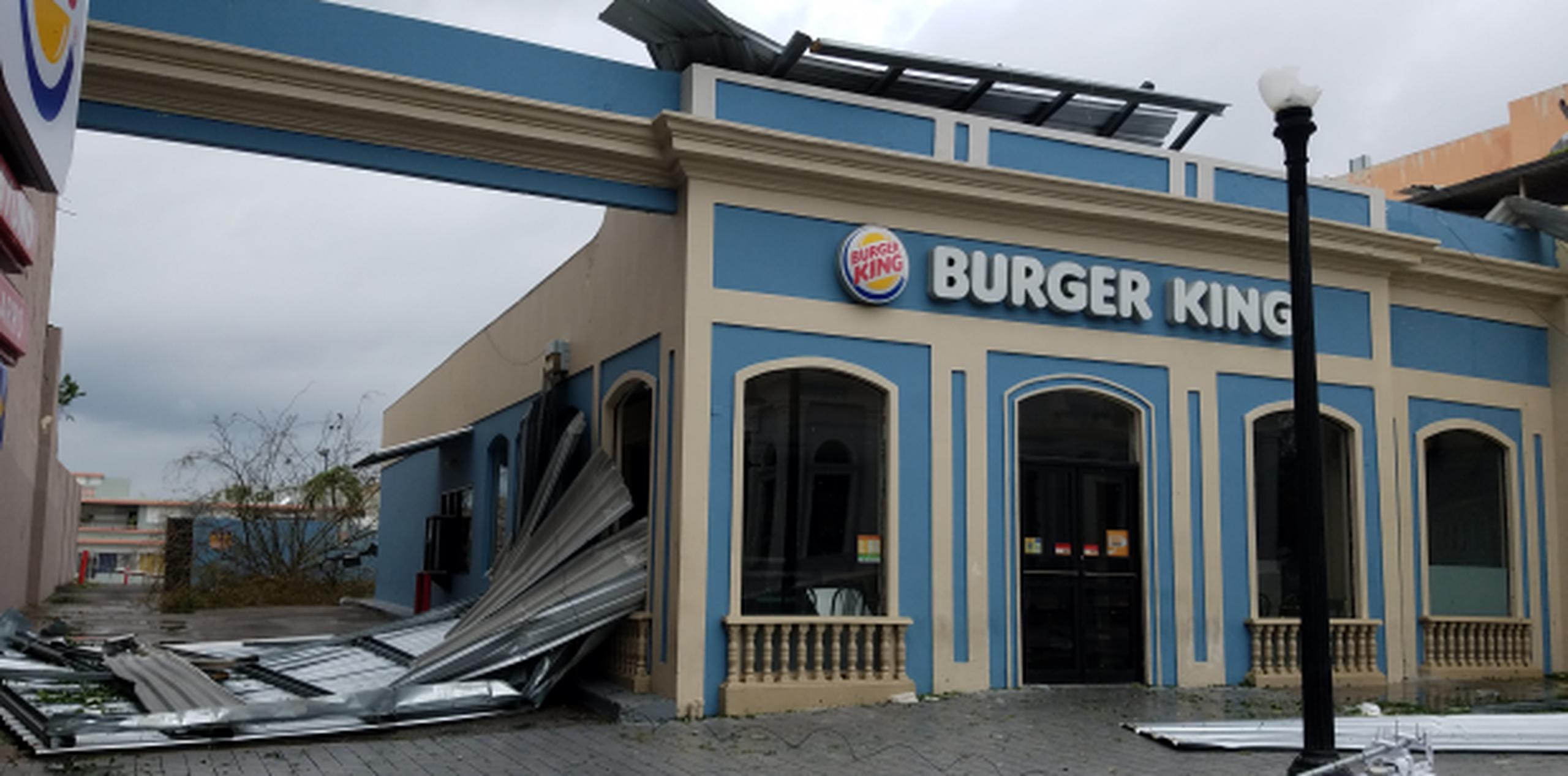 El techo de zinc del restaurante Burger King se desprendió y quedó tirado en la calle, y un cristal lateral se rompió. (michelle.estrada@gfrmedia.com)