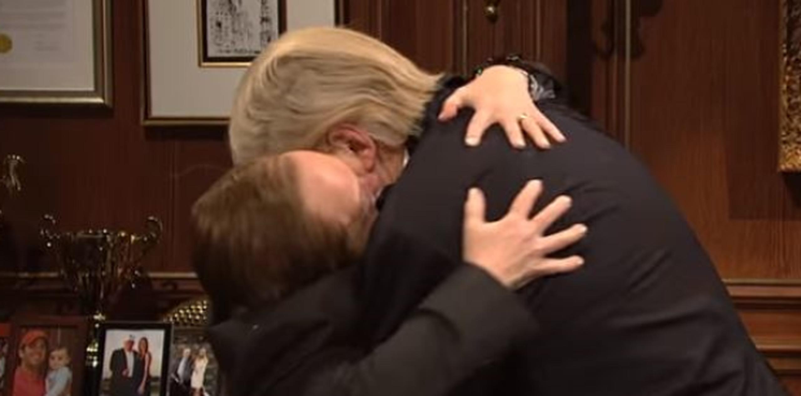 El momento del beso entre Spicer (Melissa McCarthy) y Trump (Alec Baldwin). (YouTuibe)