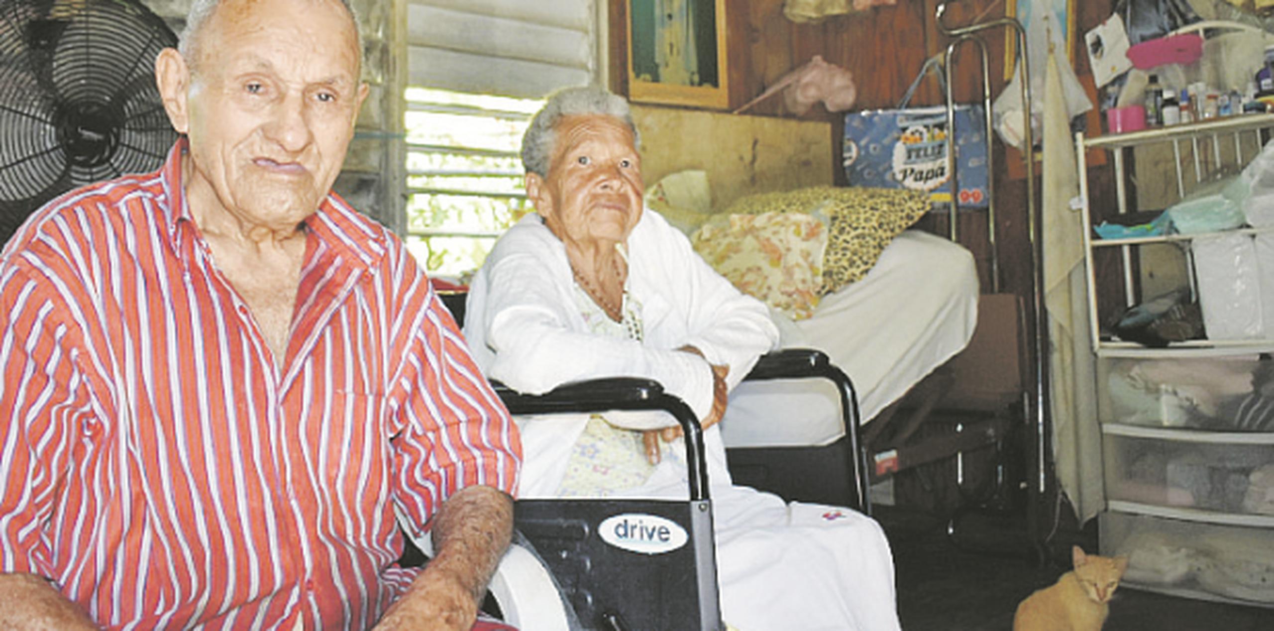 Doña Natividad, de 77 años, y don Jorge de 93, viven en una deteriorada estructura de madera, pero finalmente, disfrutarán de un hogar más seguro. (SUMINISTRADA)