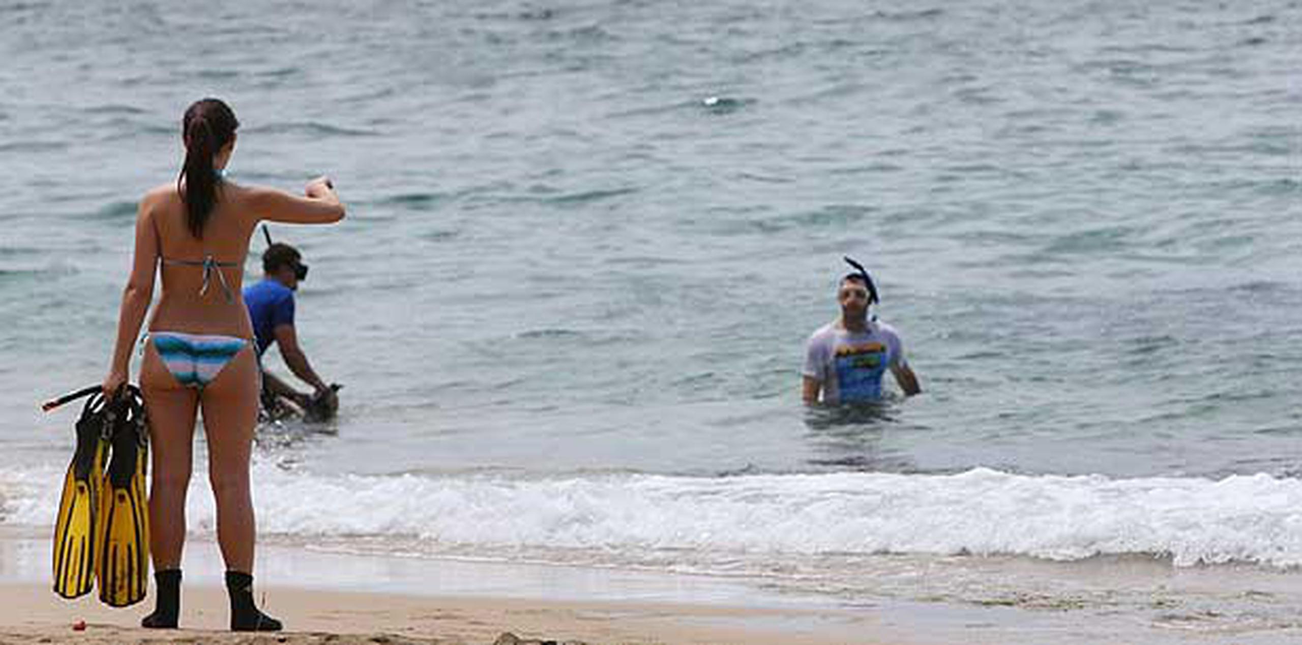 En el área de la Reserva Natural Tres Palmas, en Rincón, bañistas  aprovecharon para hacer ‘snorkeling’. (jorge.ramírez@gfrmedia.com)