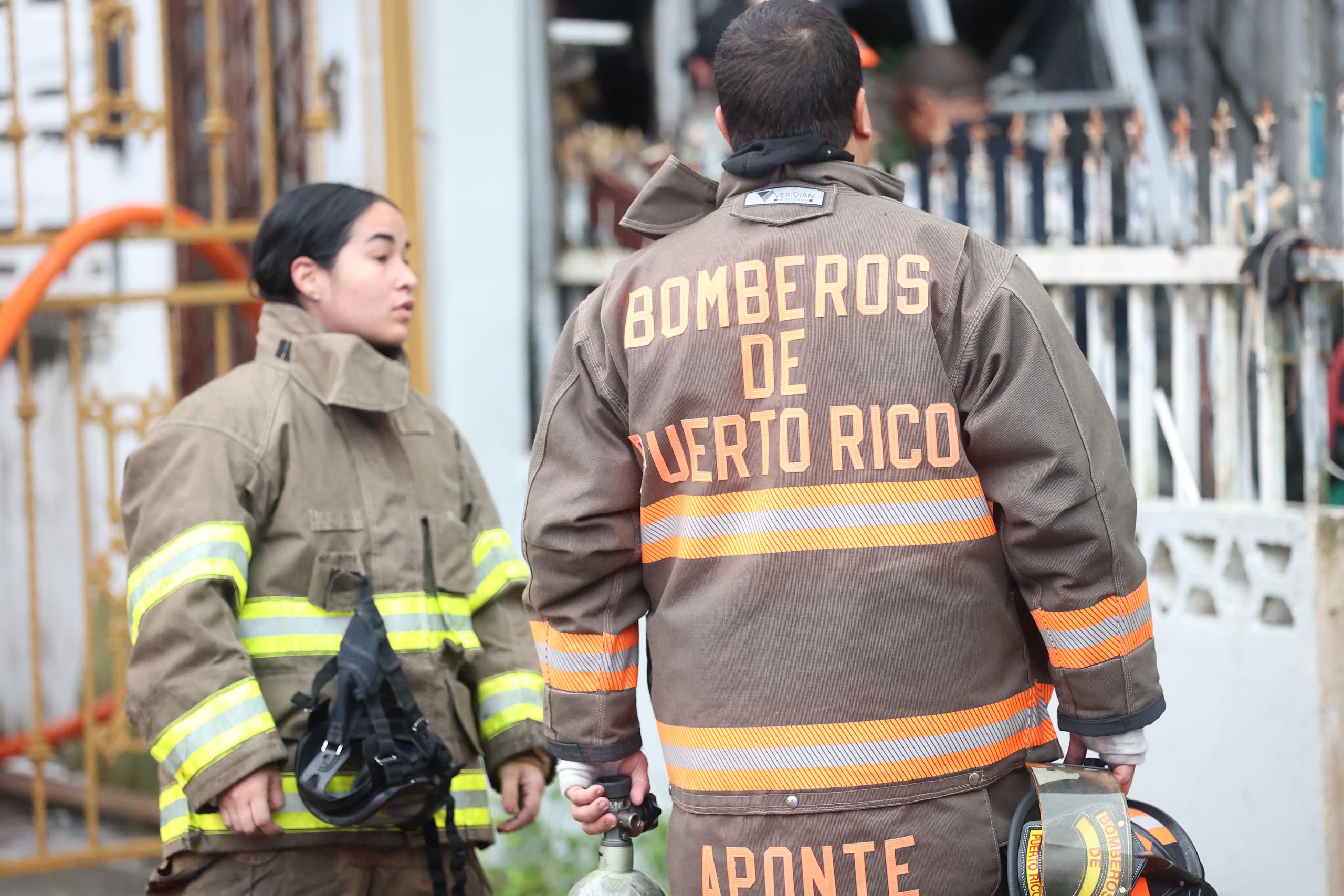 Imagen de bomberos durante labores de extinción de un incendio en una residencia. (Archivo/GFR Media)