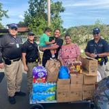 Familia de San Sebastián recibe donativo de alimentos de policías de Mayagüez 