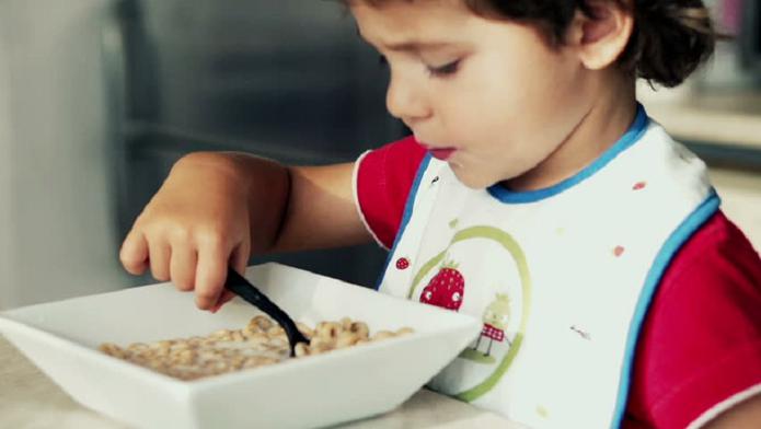 Entre niños de la misma edad las necesidades de alimentación pueden ser muy diferentes y, por eso, varía la cantidad de comida con la que se sienten satisfechos. (Shutterstock)