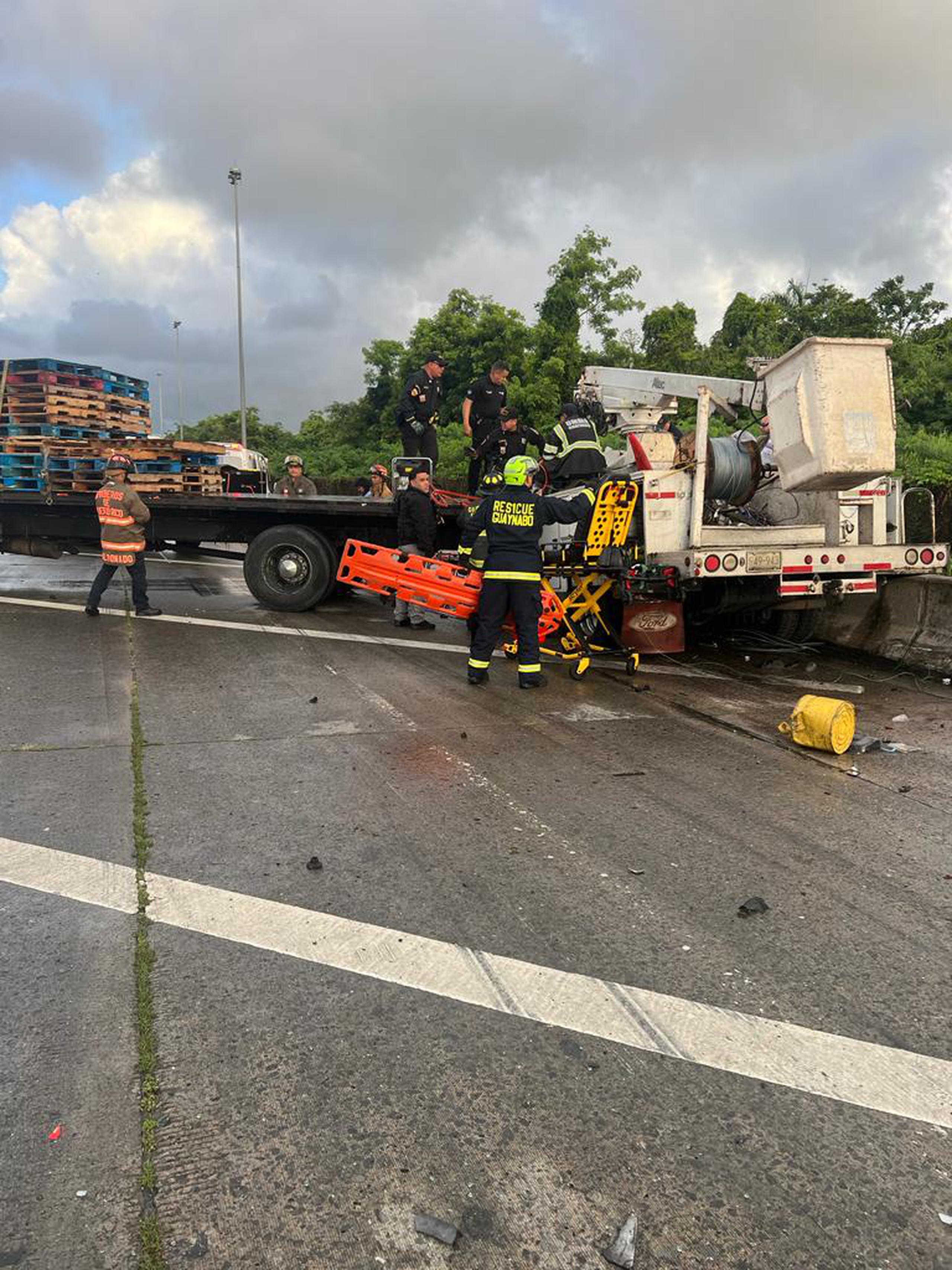 Tres personas resultaron heridas en un accidente de tránsito entre dos camiones en el kilómetro 8.6 de la autopista José De Diego, en dirección a Bayamón.