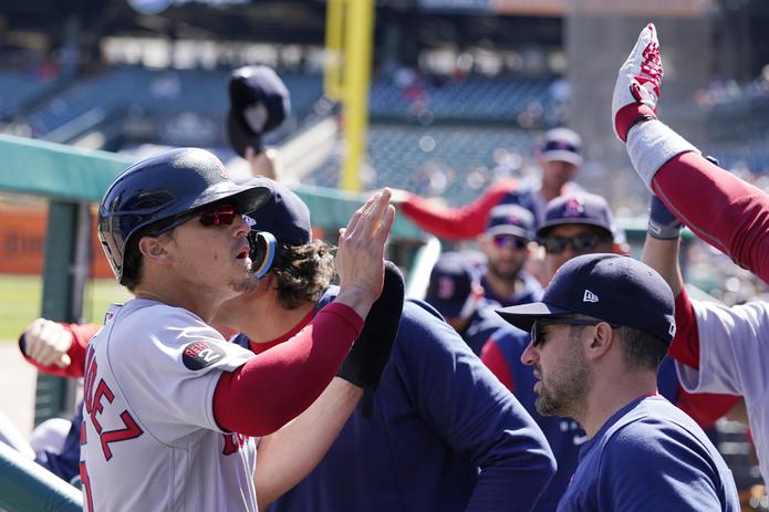 Kike Hernández (izquierda), de los Red Sox de Boston, es felicitado por sus compañeros de equipo tras anotar durante el partido del martes ante Detroit en el que pegó dos dobletes.