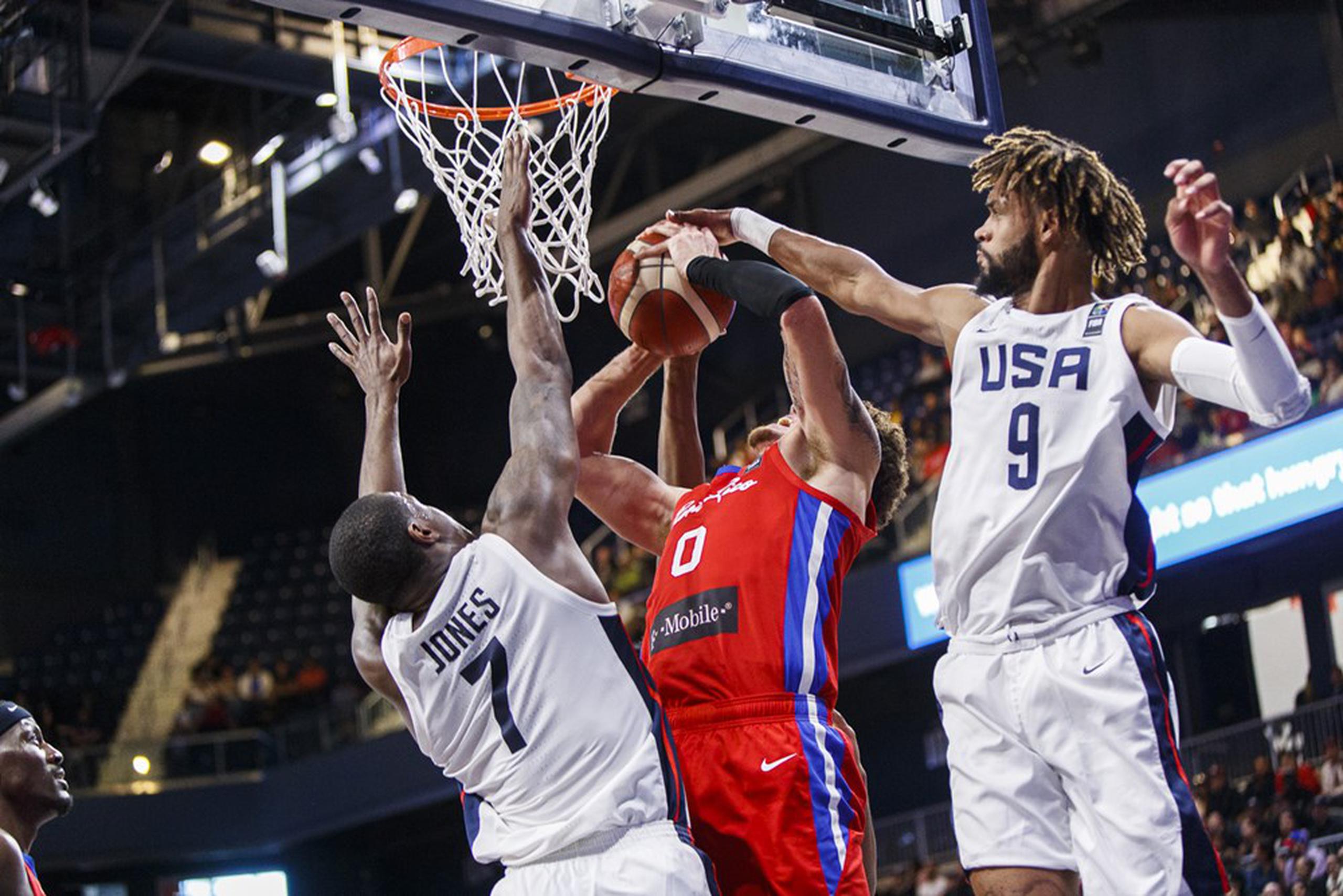 Isaiah Piñeiro recibe un tapón al retar una agresiva defensa de los Estados Unidos. (FIBA)