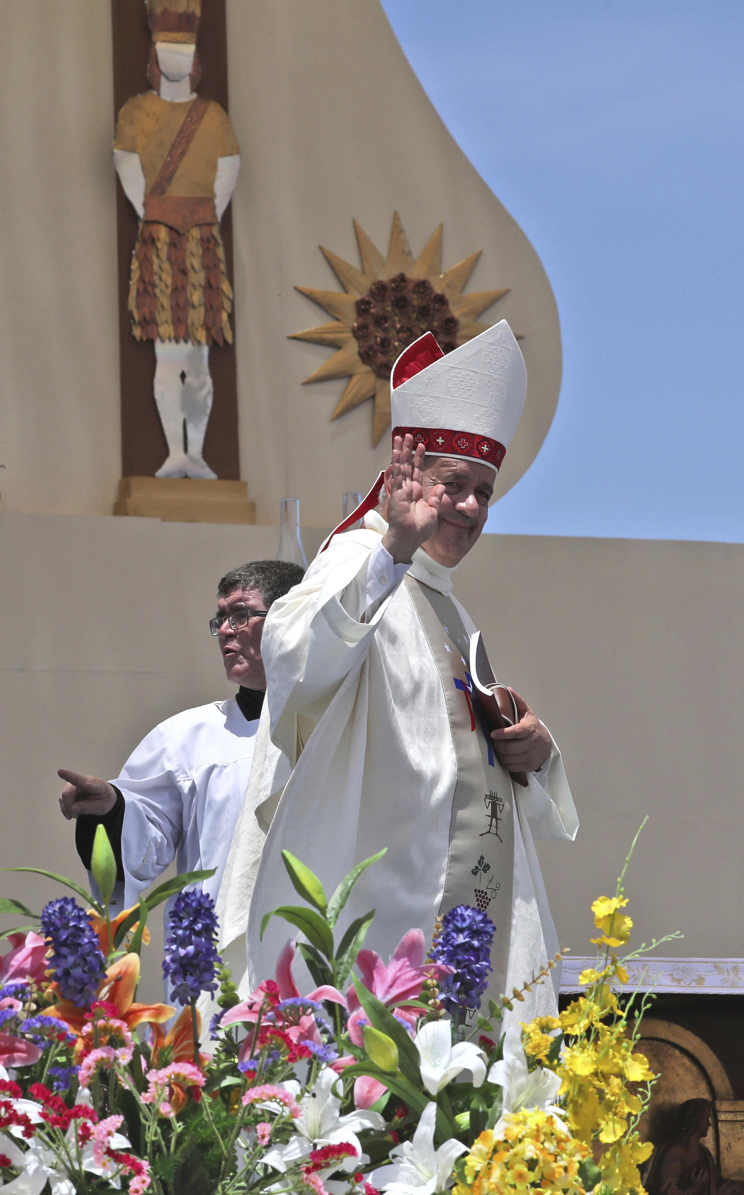 El caso del religioso Barros, sospechoso de abuso sexual y aún así estuvo presente en eventos del papa, enfureció a los chilenos. (AP)