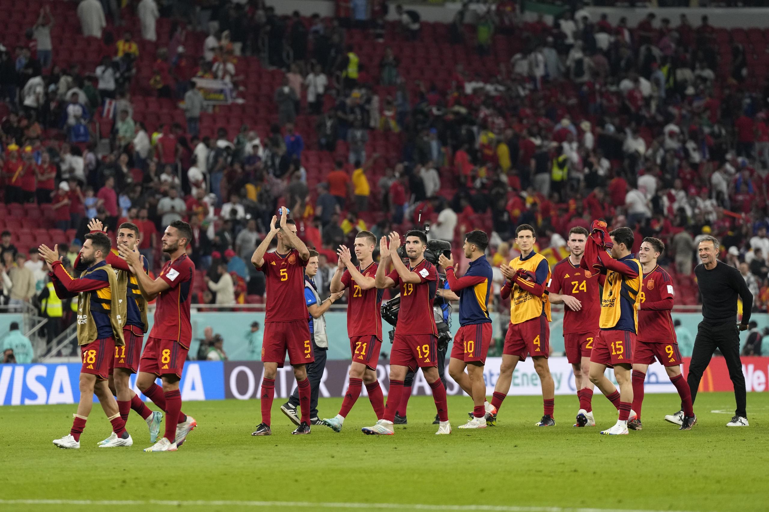 Los jugadores de la selección española y su entrenador, Luis Enrique (derecha), saludan a los aficionados tras su victoria en el juego del Grupo E del Mundial frente a Costa Rica, en el estadio Al Thumama, en Doha, Qatar.