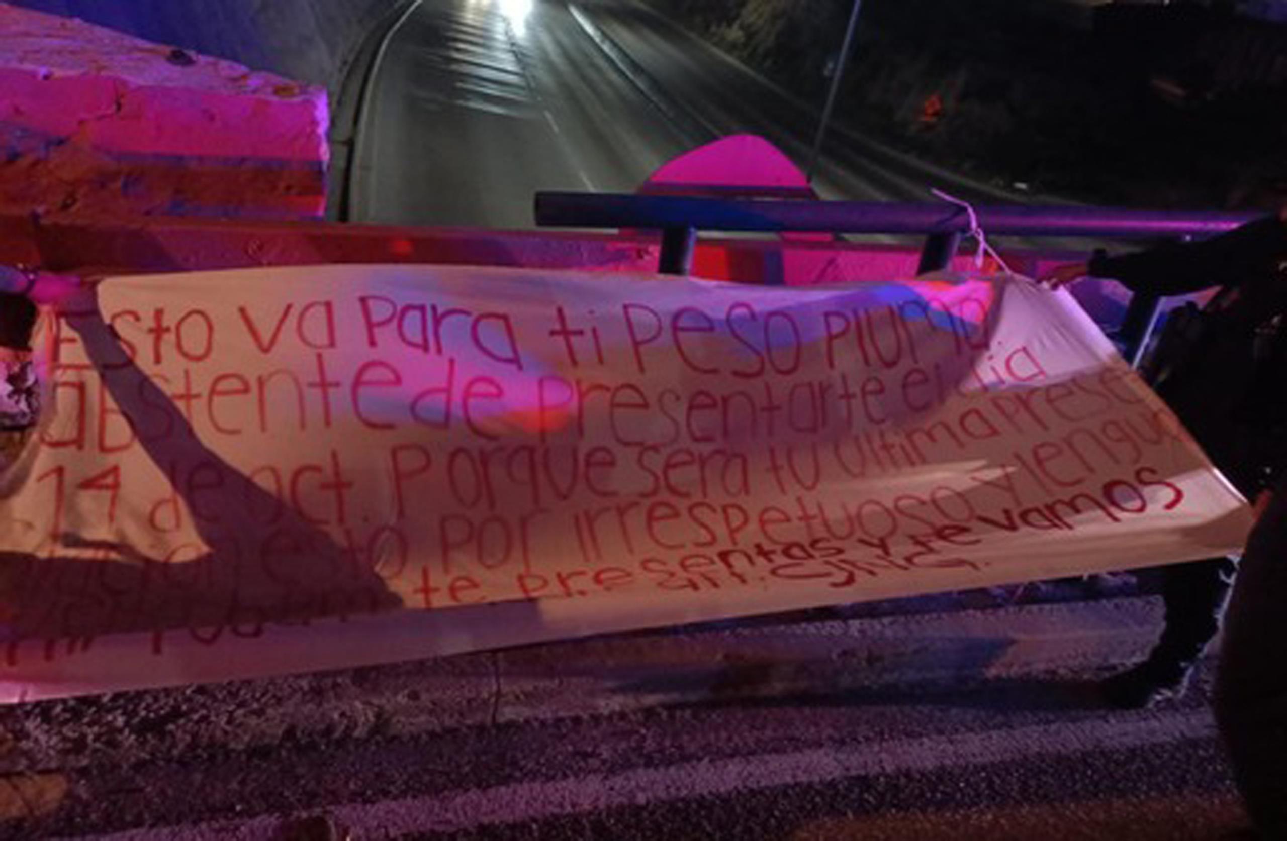 Fotografía que muestra una pancarta conocida como "narcomanta" dirigida al cantante de música regional Peso Pluma hoy, en la ciudad fronteriza de Tijuana, México.