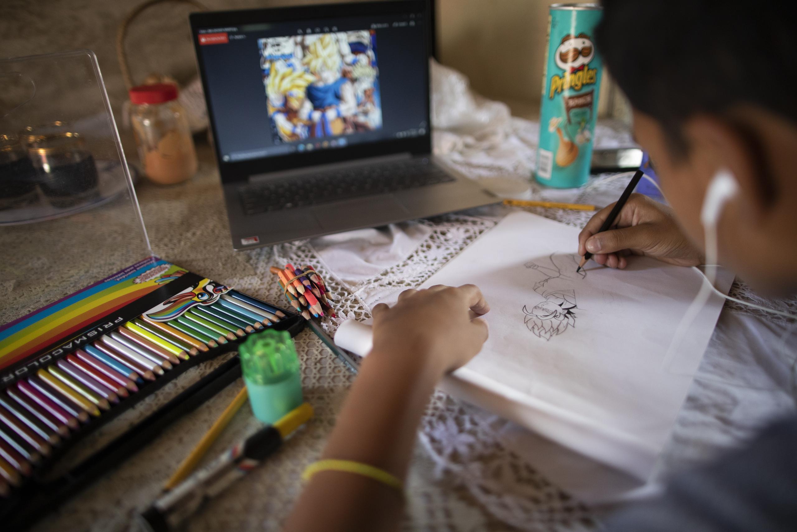 Samuel Andrés Mendoza dibuja en su casa con la intención de vender su dibujo online en Barquisimeto, Venezuela, el martes 2 de marzo de 2021. En un país donde los trabajadores ganan un promedio de dos dólares al mes, los dibujos del adolescente pueden marcar una gran diferencia para el presupuesto. (AP Foto/Ariana Cubillos)