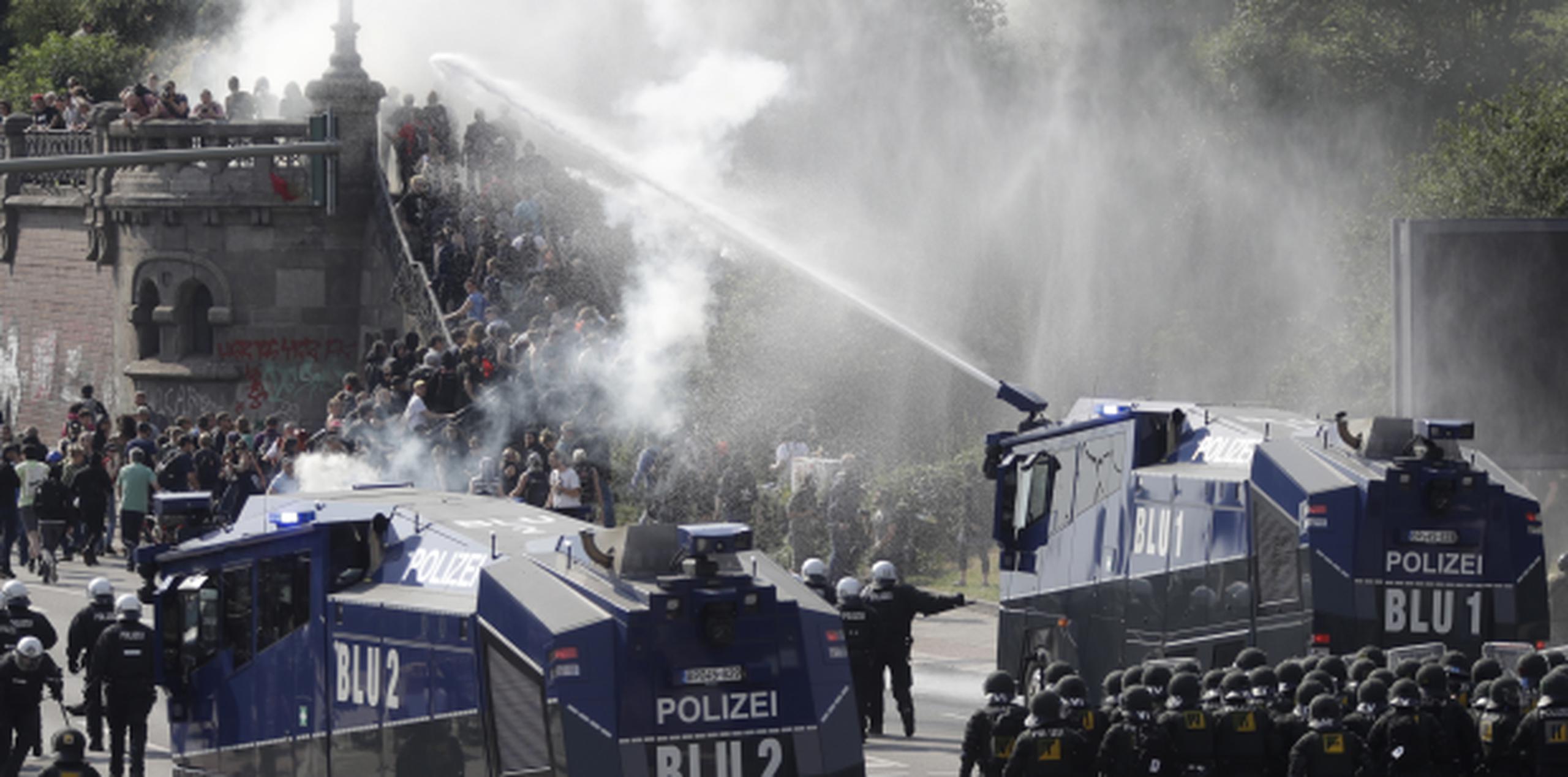 Los enfrentamientos entr policías y manifestantes continuaron sucediéndose durante este viernes en varias zonas de Hamburgo. (AP/Matthias Schrader)