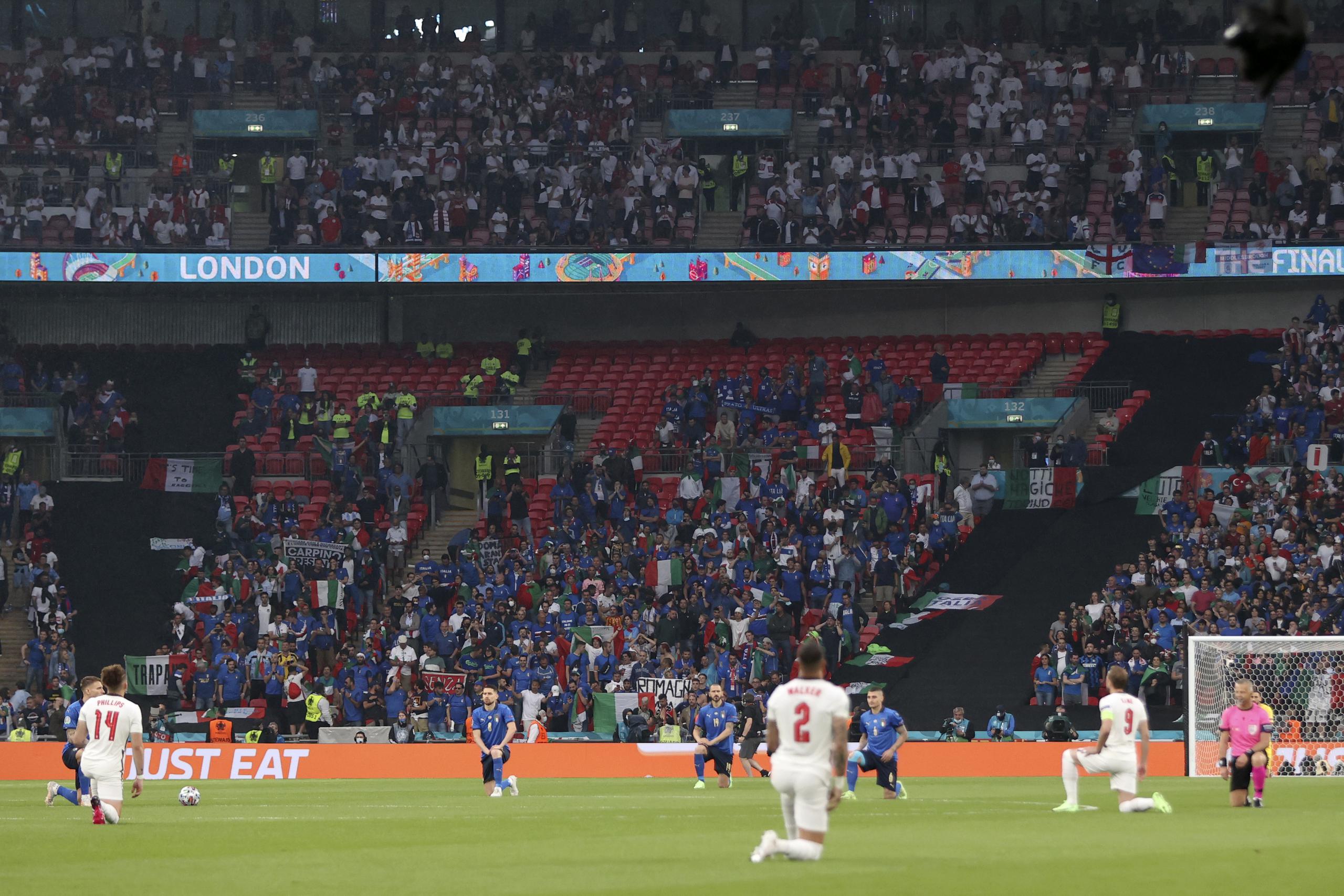 Los futbolistas de Inglaterra e Italia apoyan una rodilla antes del inicio de la final de la Eurocopa 2020 en el estadio Wembley en Londres el 11 de julio del 2020.  