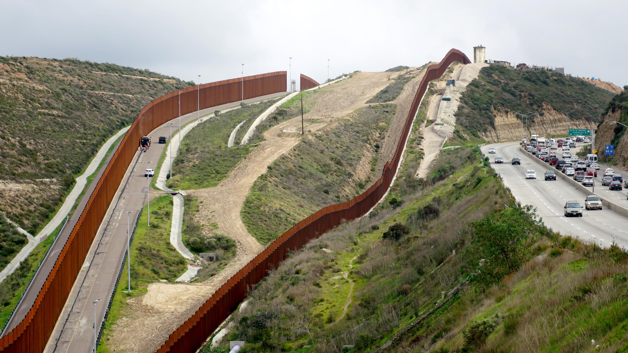 Fotografía donde se observa desde el lado estadounidense parte del muro que separa San Diego (Estados Unidos) de Tijuana (México).