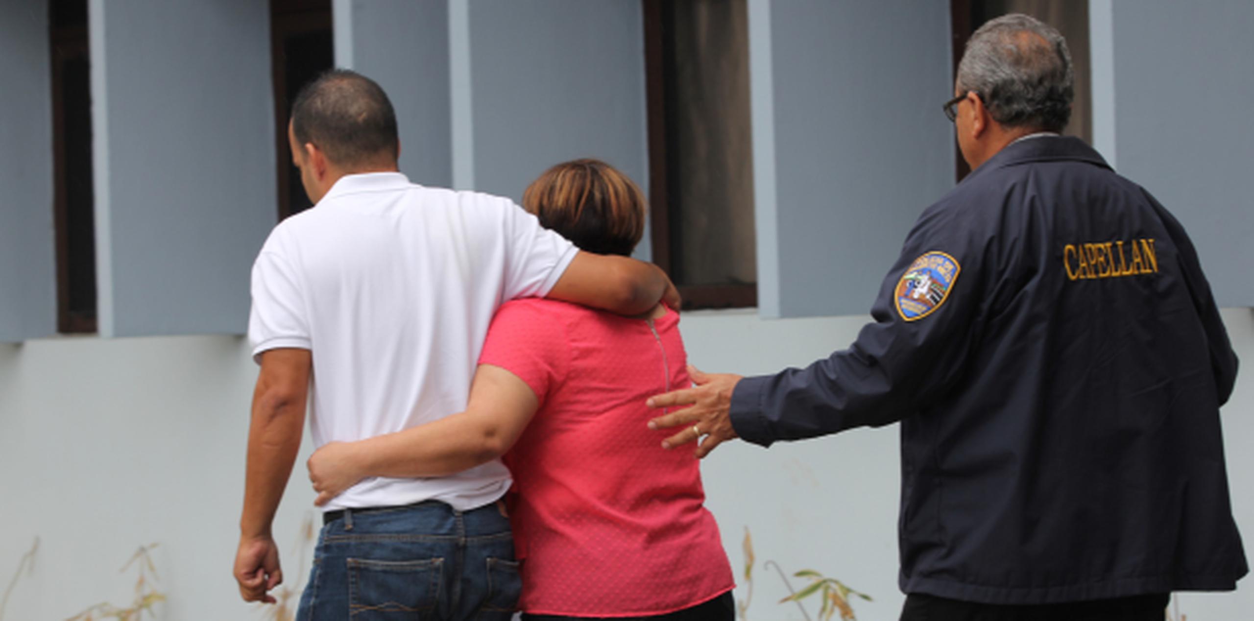 Familiares de uno de los agentes muertos abandona la escena del crimen. (alex.figueroa@gfrmedia.com)