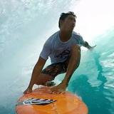 Tragedia en el surf: Mikala Jones murió desangrado por un corte en el mar