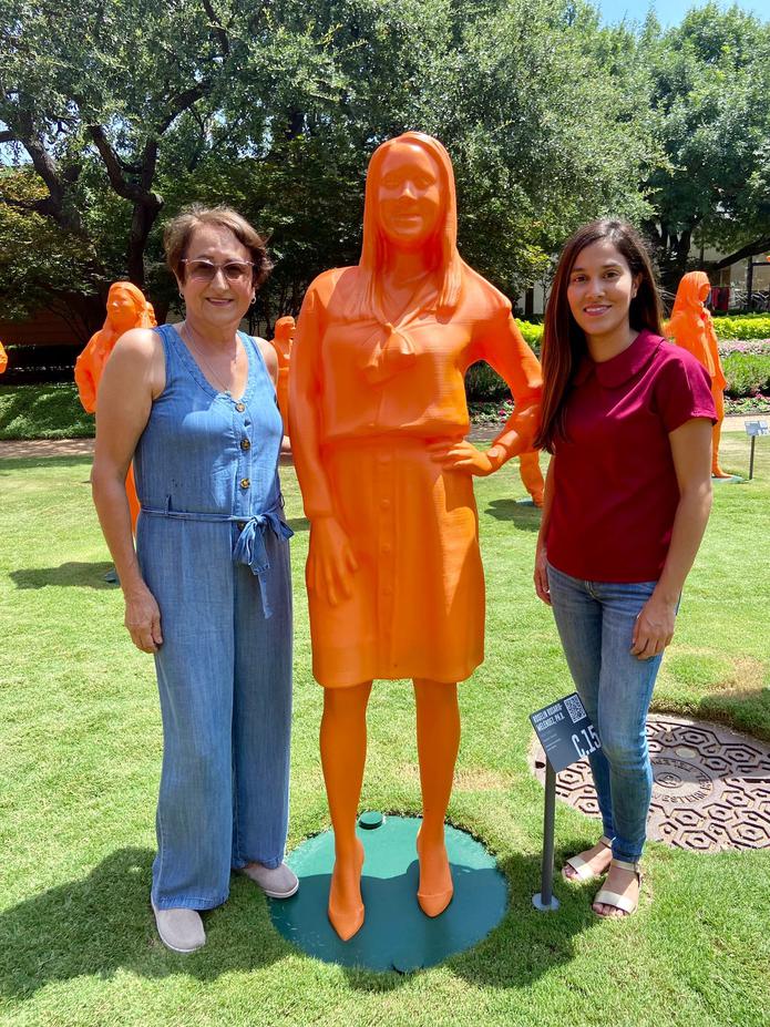 Familiares de Roselín Rosario Meléndez tuvieron la oportunidad de retratarse con la estatua que exhibió en el NorthPark Center de Dallas, Texas.