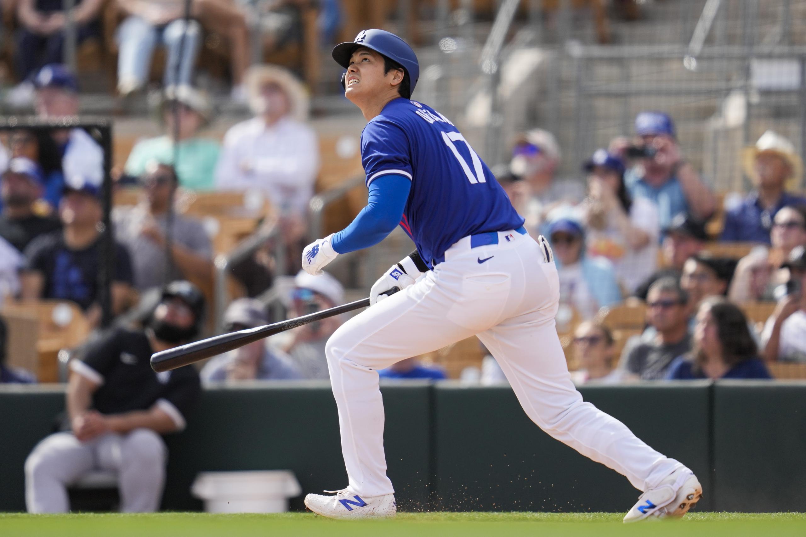 El bateador designado de los Dodgers de Los Ángeles Shohei Ohtani reacciona tras conectar un jonrón en un juego de pretemporada ante los White Sox.