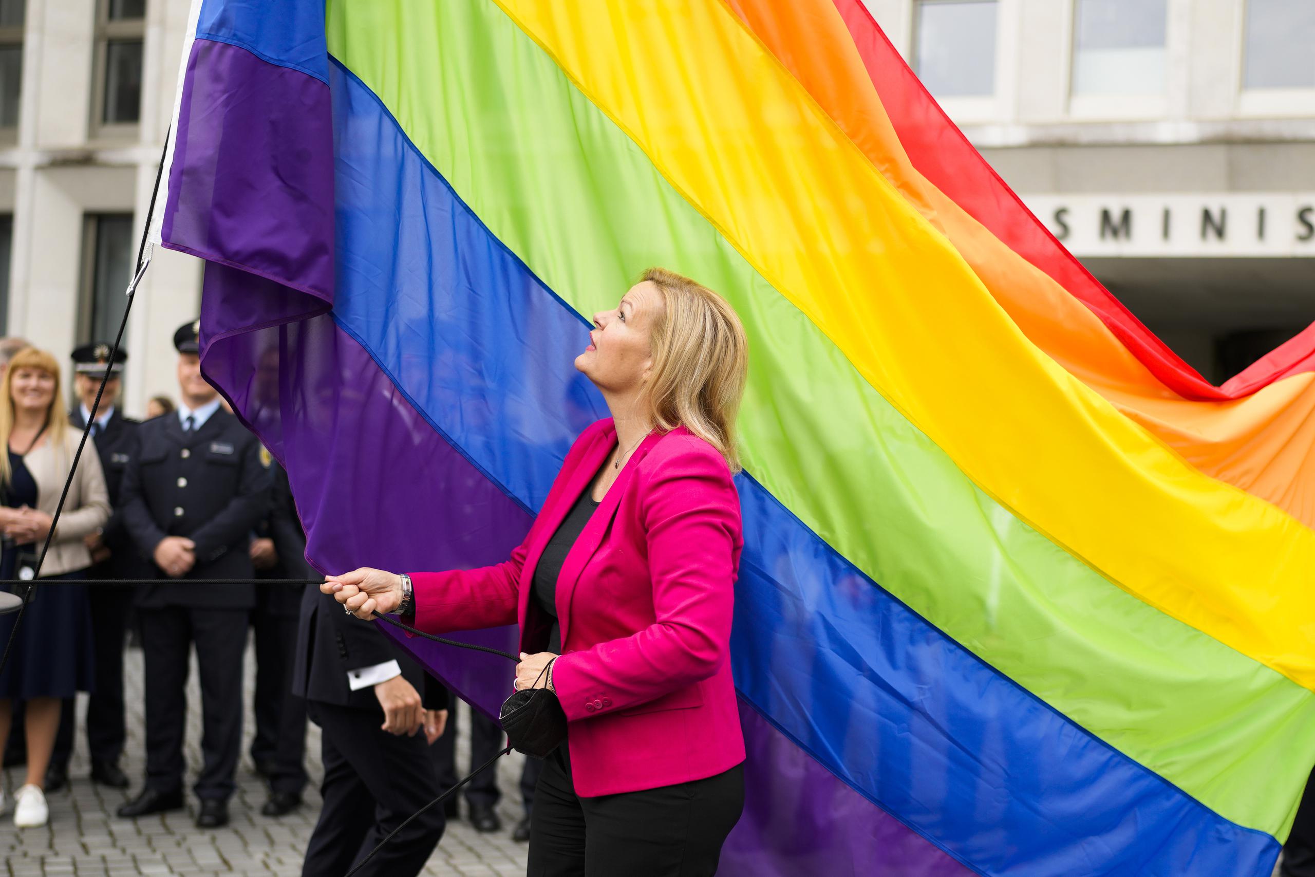 En una foto de archivo,  la ministra del Interior de Alemania, Nancy Faeser, alza la bandera de colores que representa a la comunidad LGBTT en Berlín. Esta criticó la decisión de otorgar el Mundial de la FIFA a Qatar dado su récord en temas de derechos humanos.