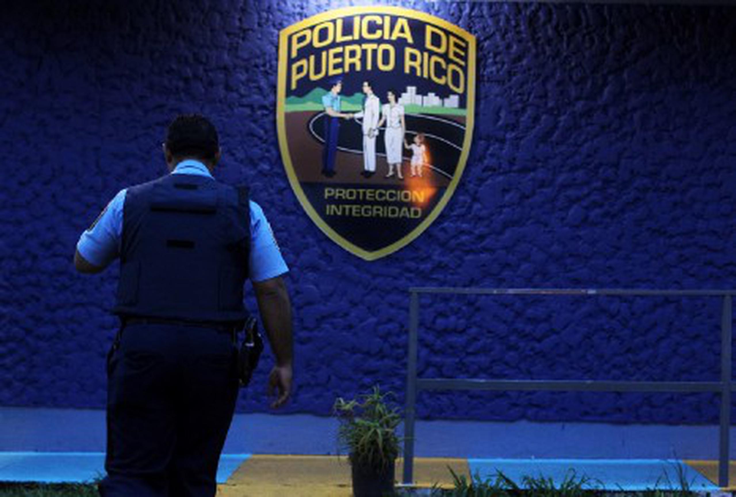 Arrestan a hombre con arma de la Policía y roban una cotorra en diferentes incidentes en San Juan. (Archivo)