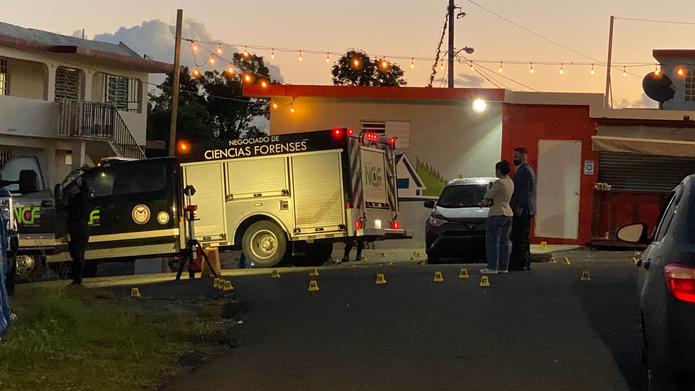 Agentes de Servicios Técnicos de la Policía y el Instituto de Ciencias Forenses investigan la masacre en el barrio Certenejas en Cidra.