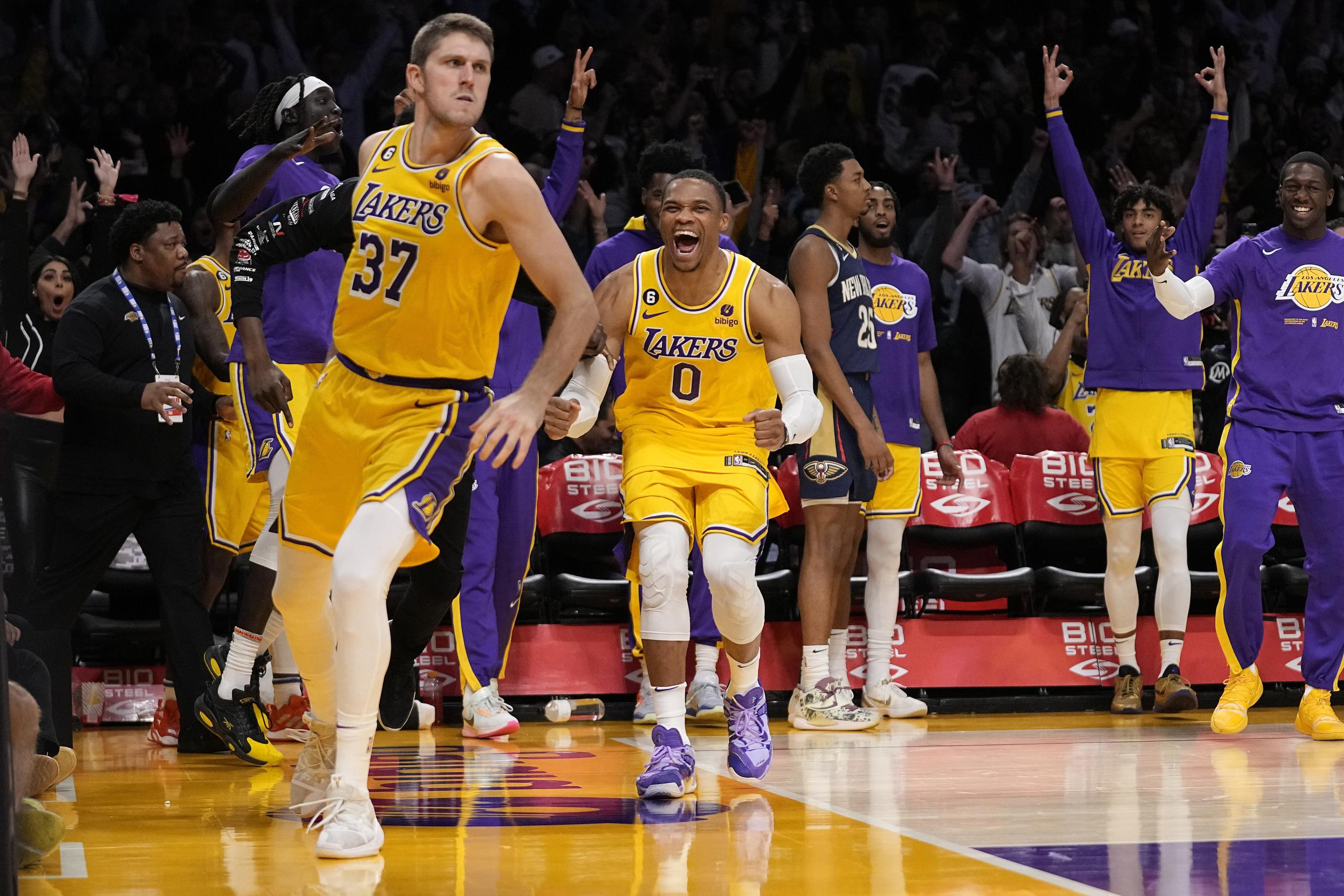 Matt Ryan, alero de los Lakers de Los Ángeles, festeja con Russell Westbrook luego de atinar un triple ante los Pelicans de Nueva Orleáns.