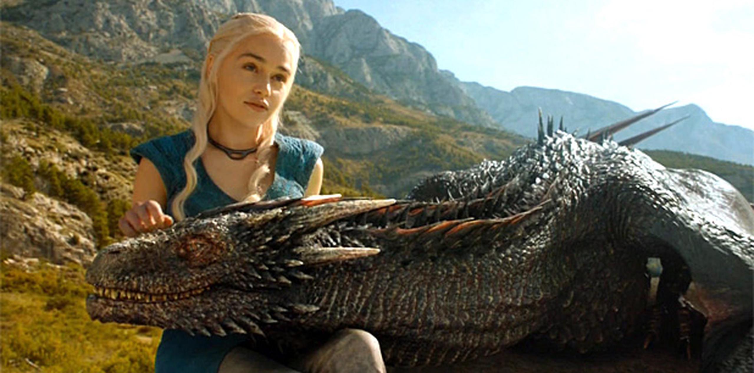Emilia Clarke interpreta a "Daenerys Targaryen" en la serie "Game of Thrones".