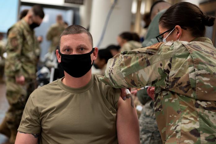 El Pentágono decidió que las fuerzas militares en Corea del Sur fueran uno de los cuatro primeros grupos desplegados fuera del territorio continental estadounidense en recibir las vacunas.