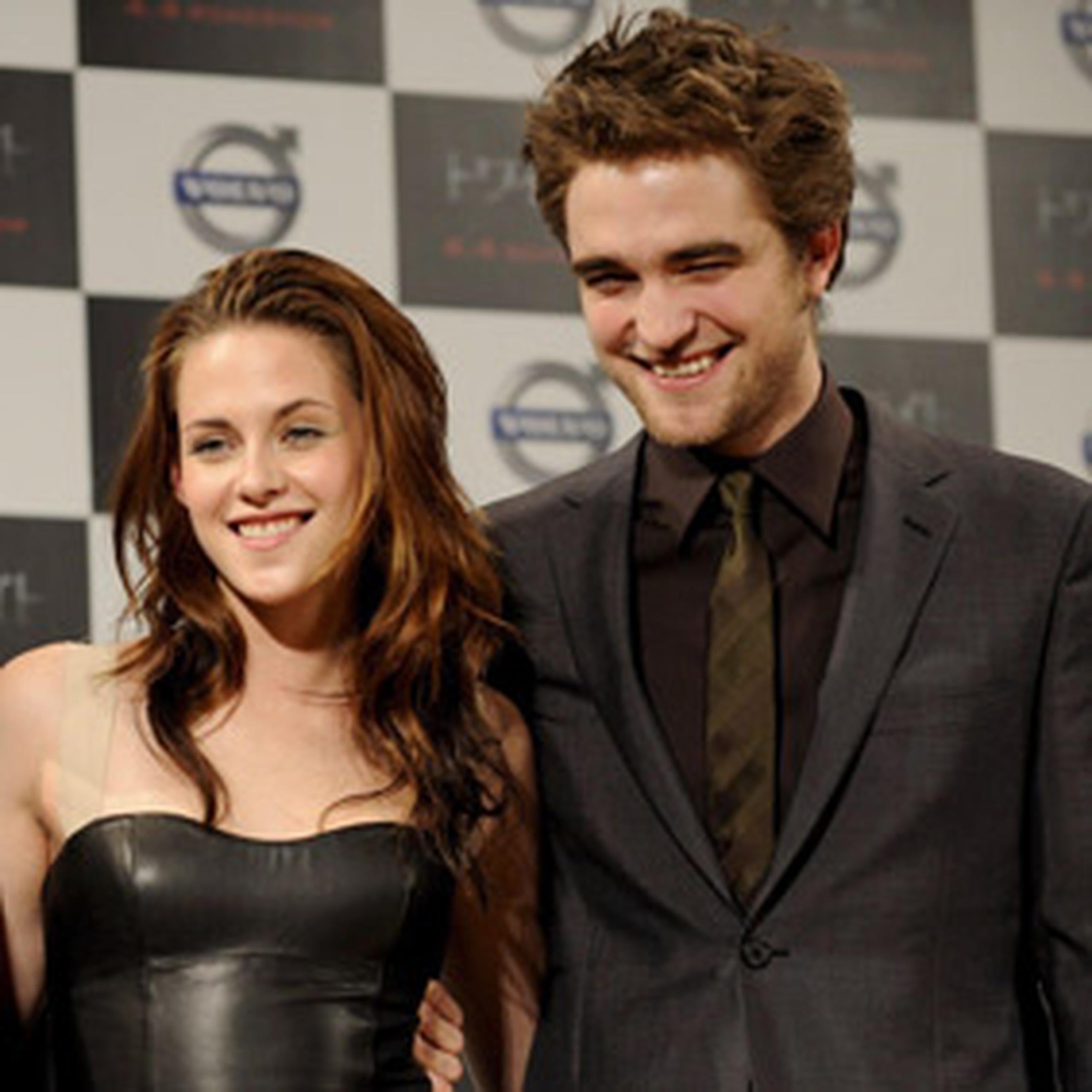Robert Pattinson reveló el que mantiene una relación amorosa con su compañera de reparto Kristen Stewart. (Archivo)