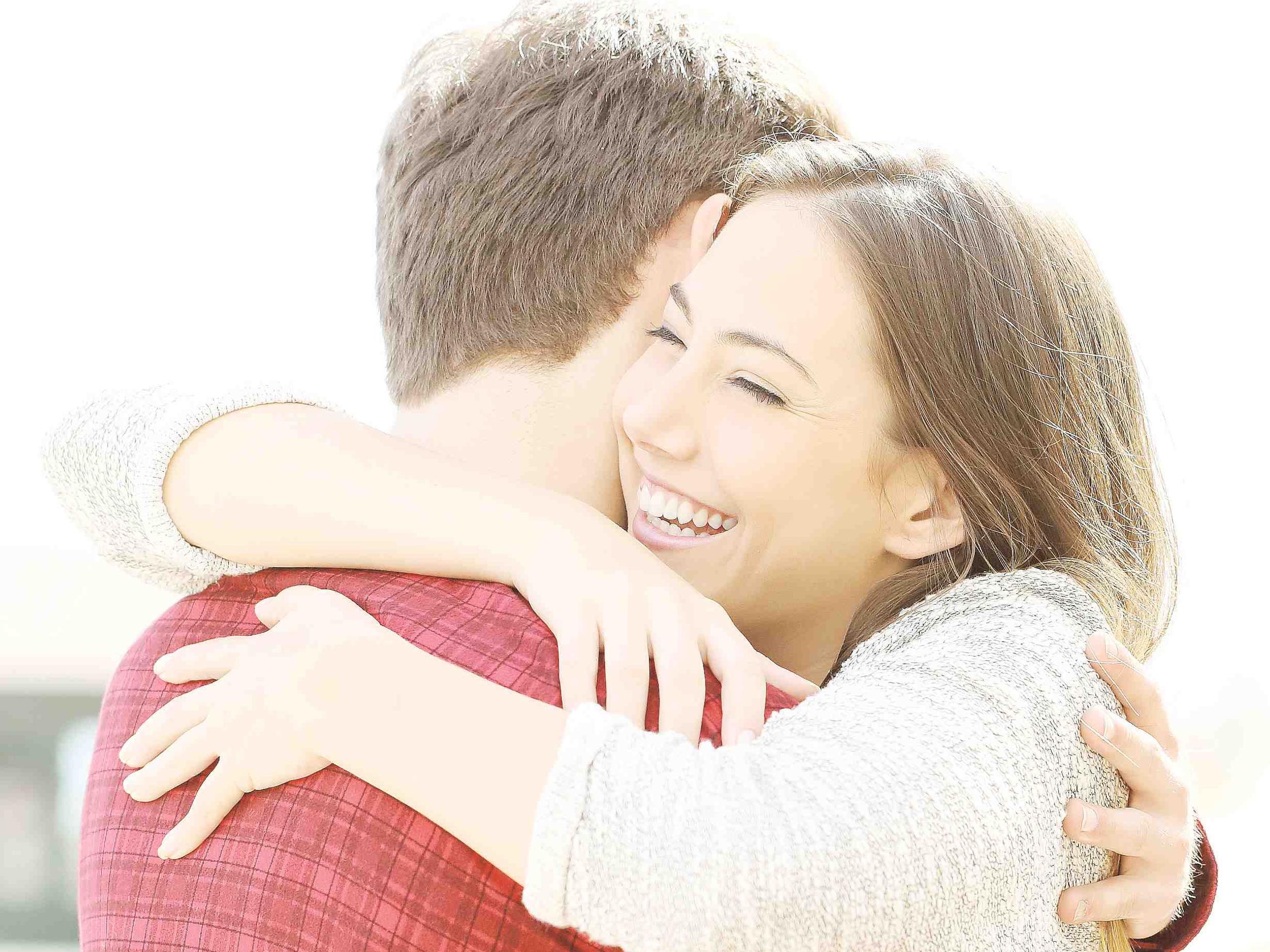 Este tipo de abrazo le demuestra a la pareja tranquilidad, entendimiento y consuelo. (Archivo/ GFR Media)
