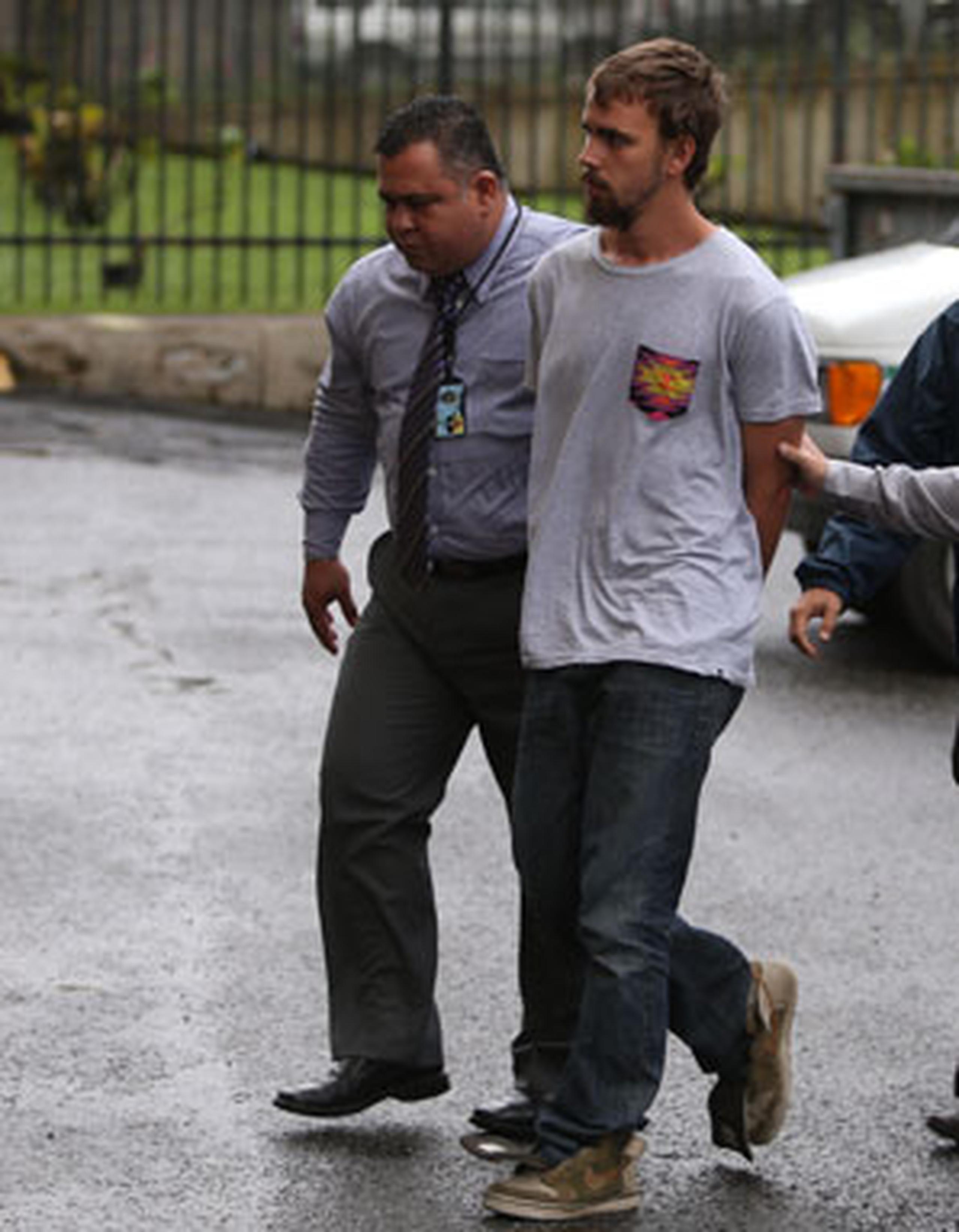 Uno de los detenidos, identificado como Edwin González Aponte, fue llevado esta mañana al tribunal.(angel.rivera@gfrmedia.com)