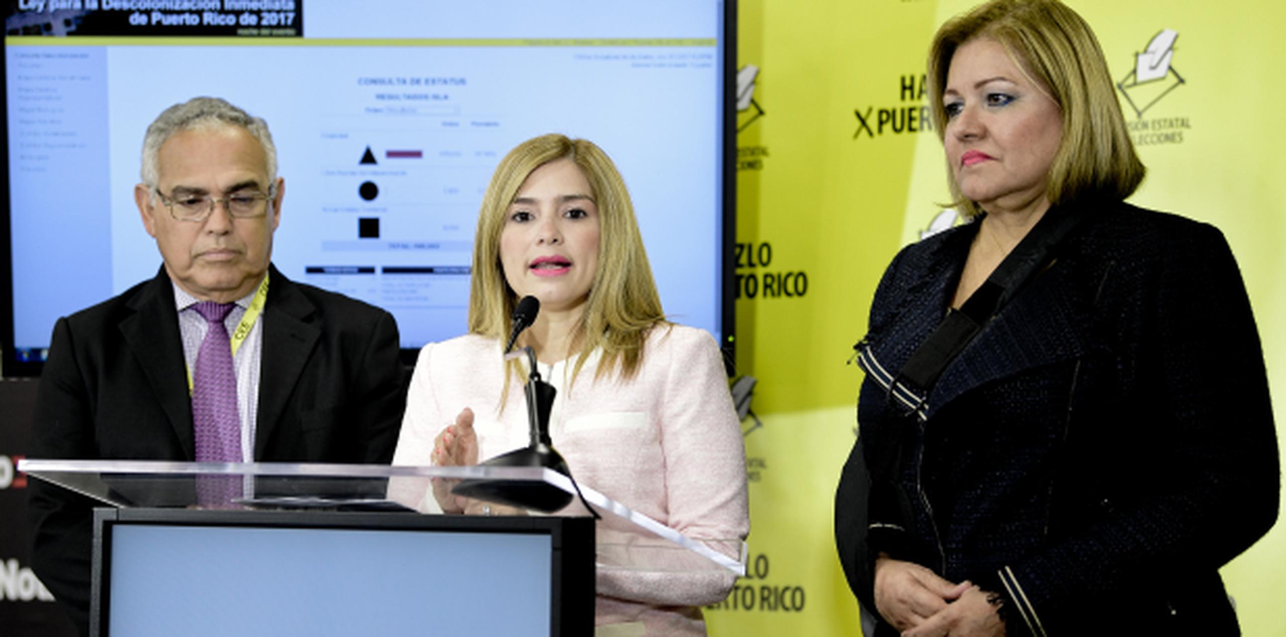 La pugna la originó la comisionada electoral PNP, Norma Burgos, a la derecha, quien impugna una decisión de la presidenta de la CEE, Liza García, al centro, y atrás está el comisionado del PPD, Miguel Ríos. (Archivo)