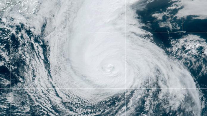 El huracán Sam como categoría 2 en la mañana del lunes. (NOAA)